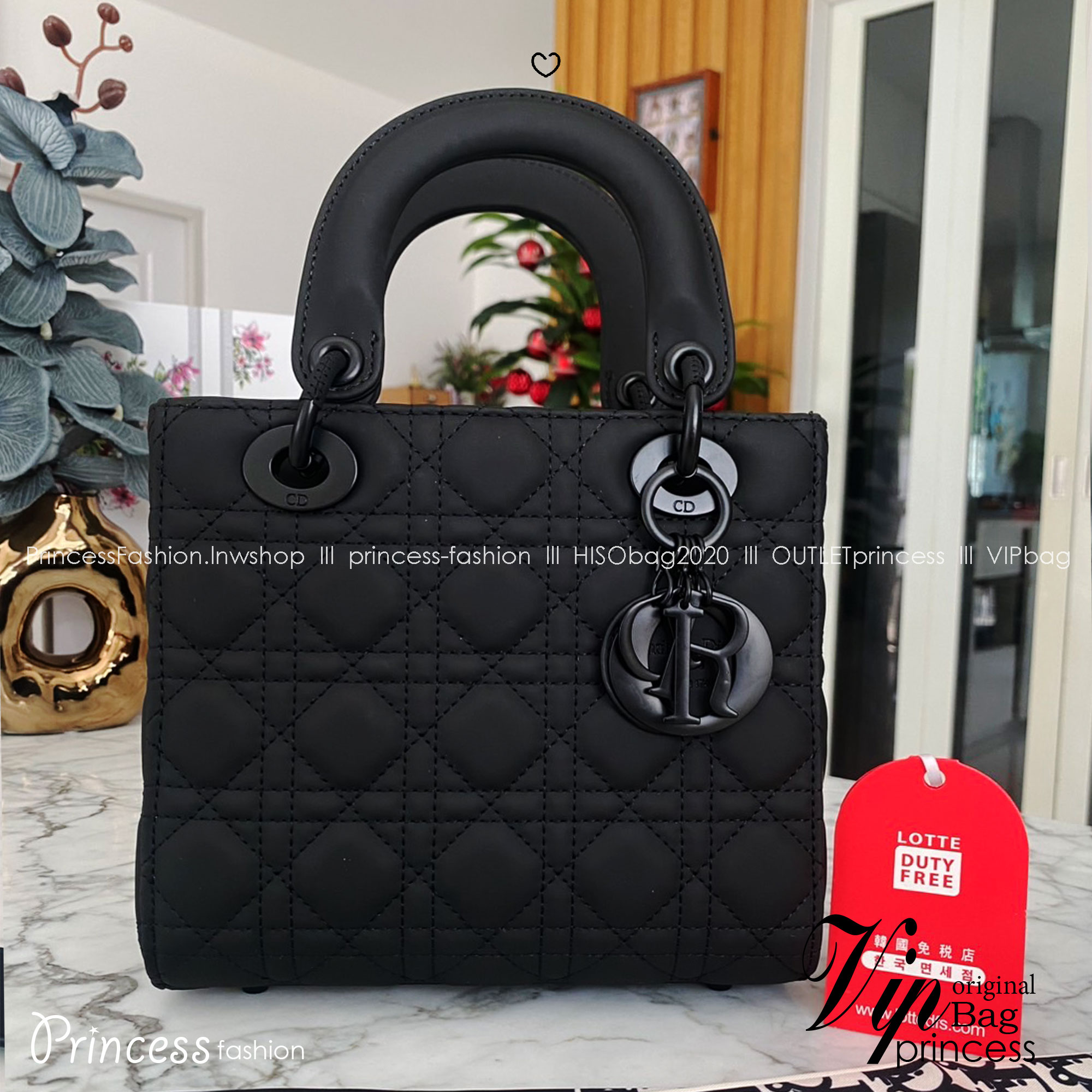 DIOR Small Lady My ABCDior bag Black Cannage Ultra-matte กระเป๋าสะพายดีไซน์เรียบหรู ทรงกล่องคลาสสิค โดดเด่นด้วยพวงกุญแจอะไหล่สีเดียวกับตัวกระเป๋า สีดำผิวแมทท์สุดคลาสสิก ลายเส้นซ้อนทับสวยงาม