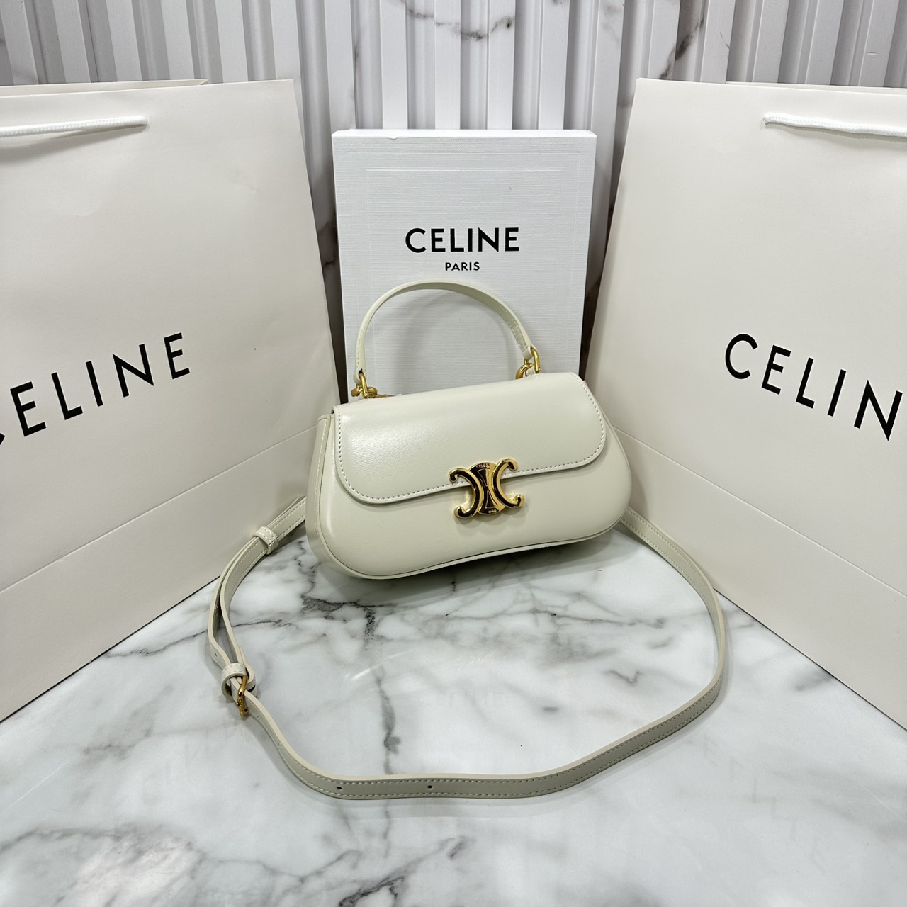ORI หนังแท้ | CELINE TEEN CELINE LOLA IN shiny calfskin กระเป๋าสะพายทรงคลัช หนังเรียบผิวสัมผัสนุ่มลื่น คอลเลคชั่น Essentials เหนือกาลเวลาสำหรับผู้หญิงและผู้ชาย