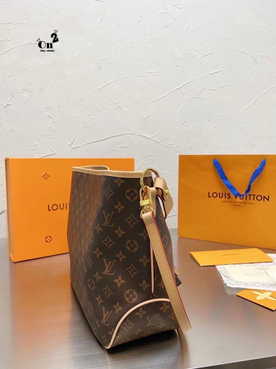 Louis Vuitton Monogram Delight Canvas / LV Delight Tote Bag กระเป๋าสะพายข้างทรงสูงใบใหญ่หนังแกะสังเคราะห์ หูหิ้วปั้มโลโก้ ด้านในมี1ช่องซิป 1ช่องใส่ของจุกจิ๊ก มาพร้อมกระเป๋าเล็กน่ารักใส่ตังค์ คุ้มสุดๆ อะไหล่ทองหรูหรา มีสายยาว ถอดสายได้ ปรับระดับได้ จุของได