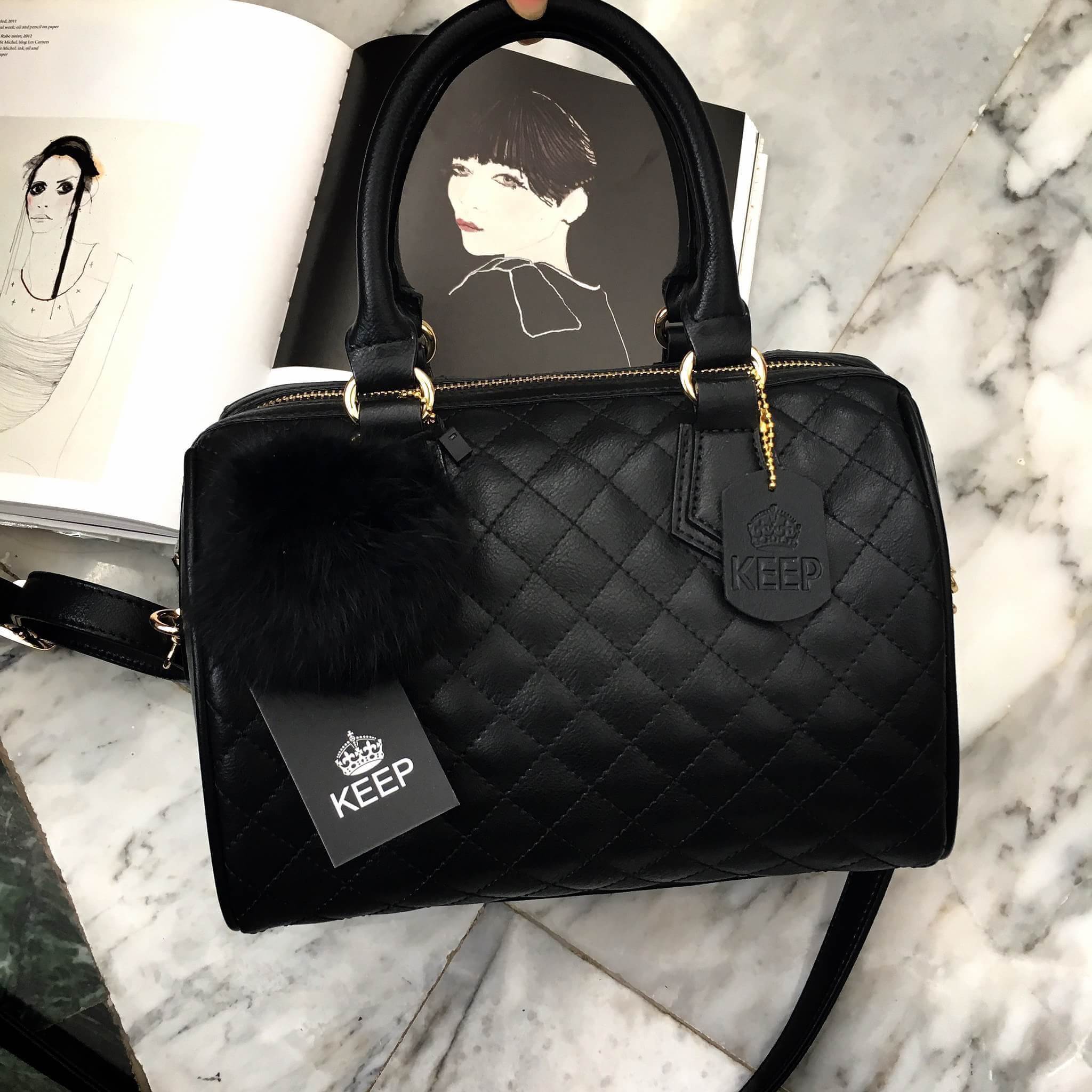 รุ่นใหม่ล่าสุด ขนาด มินิ หนังแกะสวยมากคะ สีเข้าใหม่ >> สี classy black รุ่น KEEP quited leather Pillow bag สวย น่ารัก ขนาดตอบทุกโจทย์การใช้งาน เห็นแล้ว #หลงรักเลยคะ ตัวกระเป๋าขนาดกำลังดี จุของคุ้ม หนังแกะ สวยมาก ดูแลรักษาง่าย #ตกแต่งด้วยพวงกุญแจปอมๆ