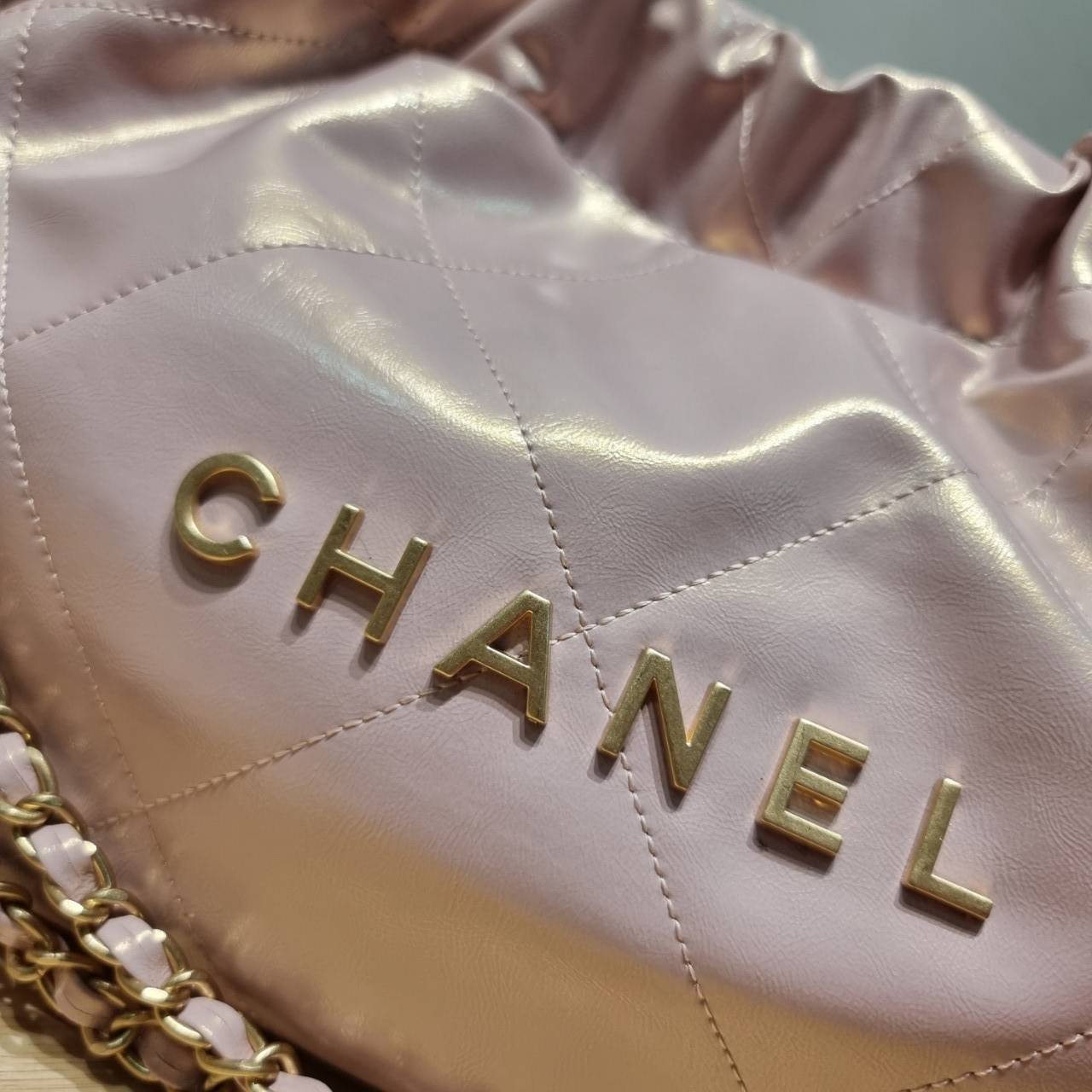 Chanel 22 horizontal bag แรงเกินต้านที่สุดกับไอเท็มนี้ ที่สาวๆหรือใครๆก็ต้องมี มาในไซส์ใหญ่ รูปทรงใช้ง่ายขึ้น แต่ยังจุได้หนักๆเหมือนเดิม ดูหรูหรา เกินเรื่องที่สุด
