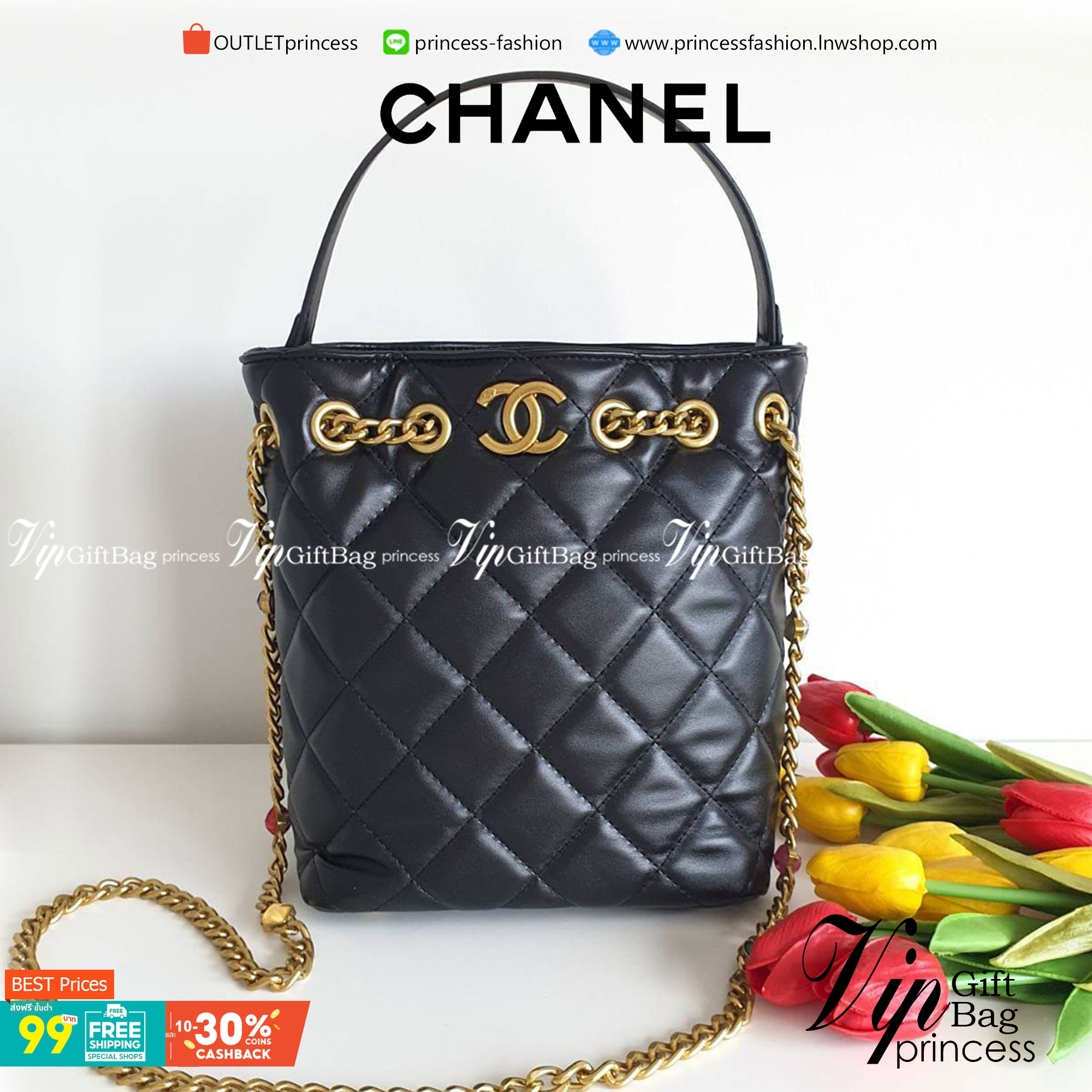 กระเป๋าทรงขนมจีบหรู จากงาน CHANEL VIP GIFT(GIFT WITH PURCHASE) จากเคาเตอร์ต่างประเทศ จากแบรนด์ CHANEL ลายหนังเรียบเงา อะไหล่ทองเข้มวินเทจ ด้านหน้าประดับโลโก้แบรนด์สีทอง เปิดปิดด้วยหนังคาดกระดุมแม่เหล็ก มาพร้อมช่องซิปอีกหนึ่งช่อง มาพร้อมสายโซ่ยาวประดับกิมม