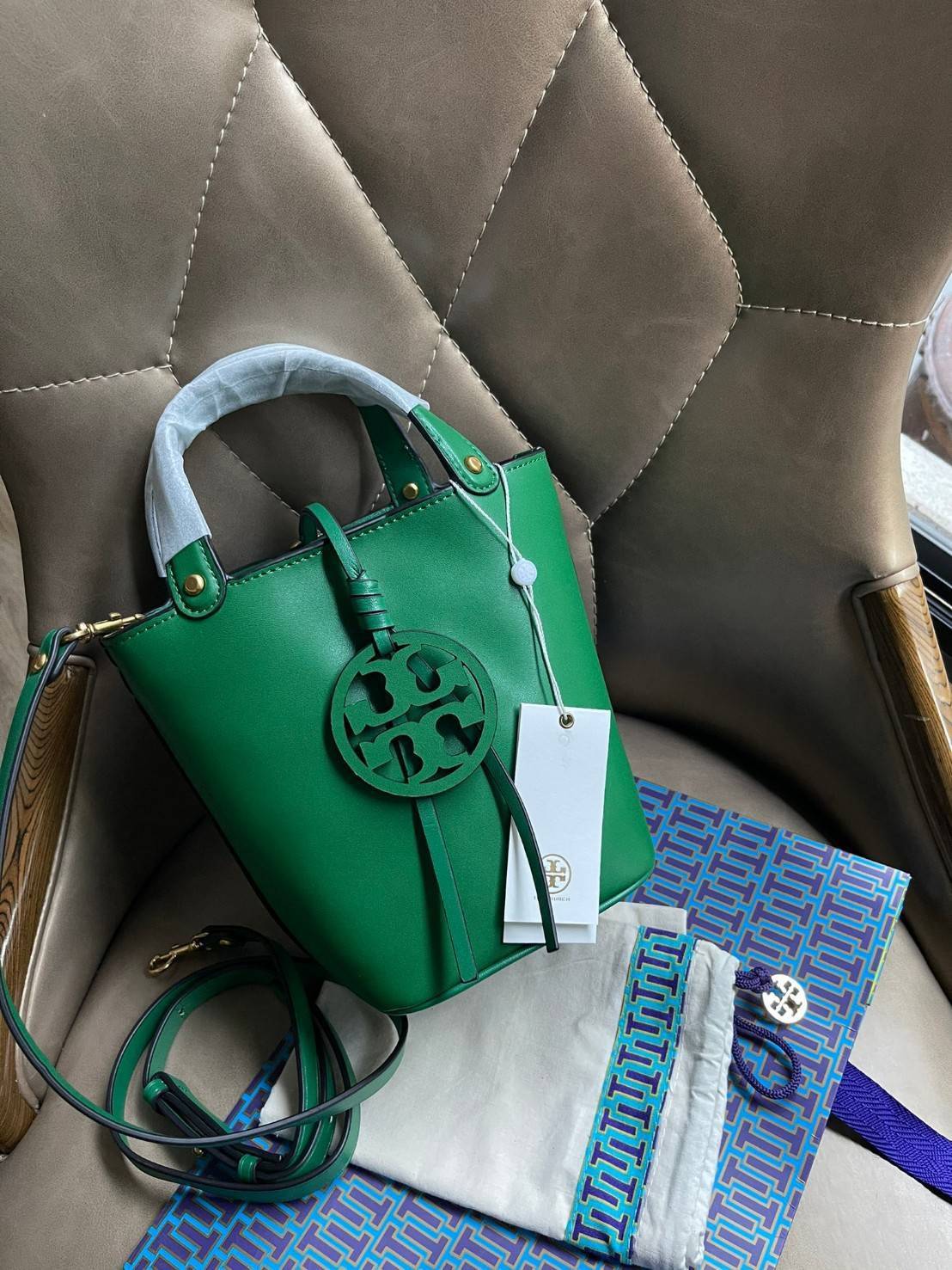 ของแท้ 💯% Tory burch miller mini bucket bag กระเป๋าทรงคลาสสิคจากTory burch มาพร้อมกับรูปทรงถัง ขนาดน่ารักกำลังดี
