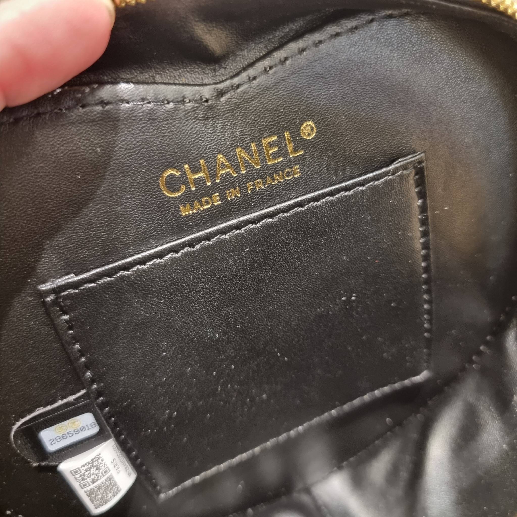 VIP 🥂 CHANEL Heart Bag Lambskin & Gold-Tone Meta ใหม่มาก สวยมาก มงมาก!! กระเป๋าสะพายสุดคิ้วท์ ที่ดีไซน์รูปทรงหัวใจไม่ซ้ำใคร น่ารักทุกสี น่าใช้ไปเลยแม่!! วัสดุหนังแกะฟอกสี เปิด-ปิดด้วยซิป ด้านหน้ามีช่องเก็บของจุกจิก ภายในเป็นช่องโล่ง ใส่มือถือ ใส่ก