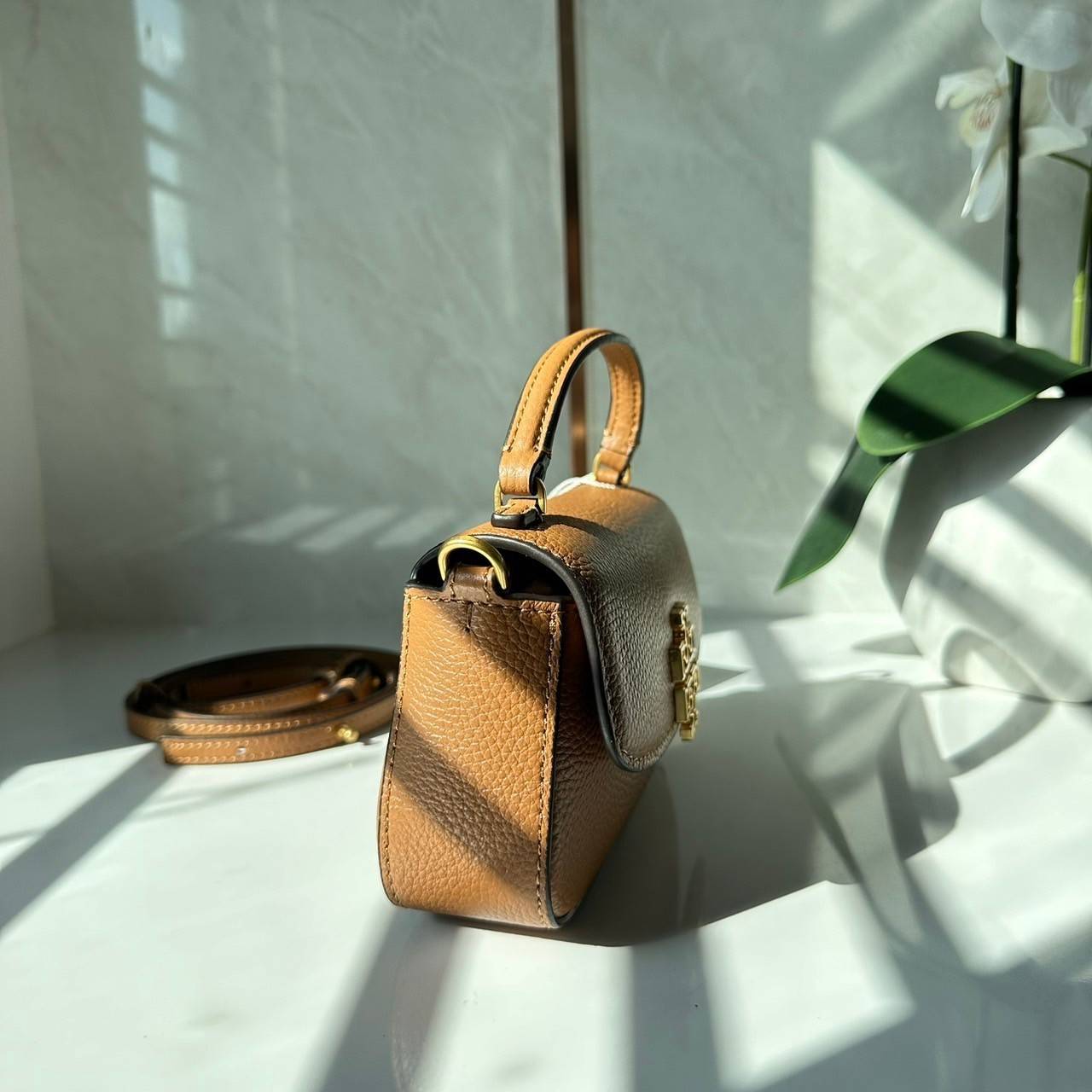 Tory Burch Britten Mini Top Handle Crossbody Bag กระเป๋าสะพายใบเล็กดีไซน์เรียบหรู เกรดออริ สลับแท้ 1:1 ใช้งานต่างประเทศได้