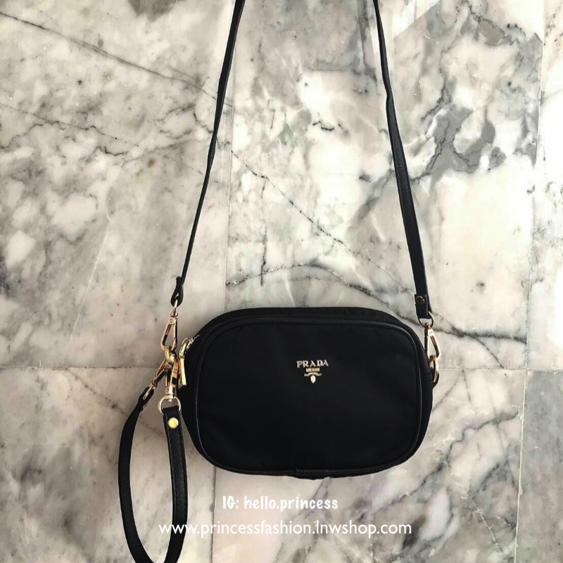 รุ่นใหม่ ที่ใครหลายคนรอคอยคะ กระเป๋าทรง mini crossbody จากงานพรีเมี่ยมกิ้ฟแบรนด์ดัง PRADA วัสดุ Nylonสุดหรูอย่างดี สามารถกันน้ำได้ ทั้งใบ ขนาดกำลังดีน่ารัก🐰 ด้านในมีช่องแบ่งใส่ของใส่ของจุกจิกได้ ใส่โทรศัพท์ได้ทุกรุ่น คสอ. ใช้แล้วสวยมากๆ อะไหล่ทองป