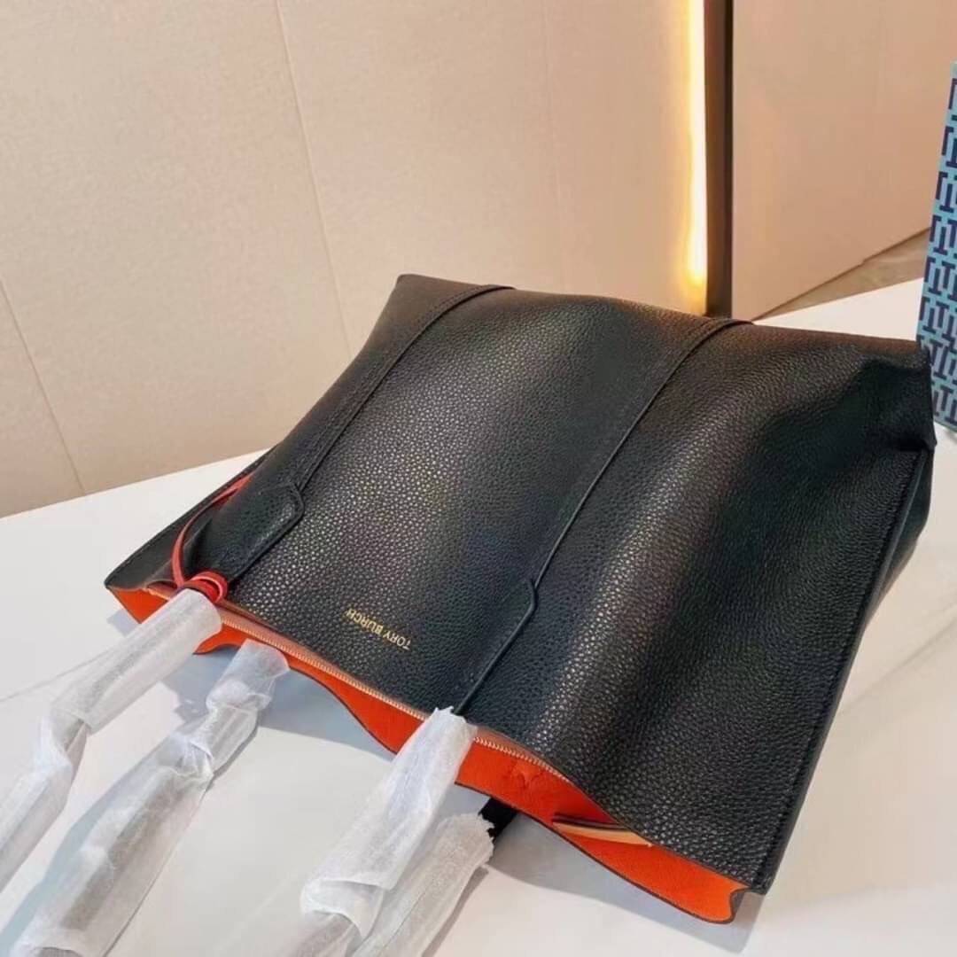 Tory Burch Perry Triple Compartment Tote Bag ออกแบบเพื่อเหมาะใช้งานได้ในชีวิตประจำวัน ใช้วัสดุผสมผสานช่วยให้กระเป๋าเป็นทรงสวยโดยยังคงคุณภาพนิ่ม สวยงามด้วยหนังวัวแท้ เรียบหรูและคลาสสิค สามารถใช้เป็น every day bag ภายในมีช่องแยกใช้งานอย่างชัดเจน ขนาดที่กำลั