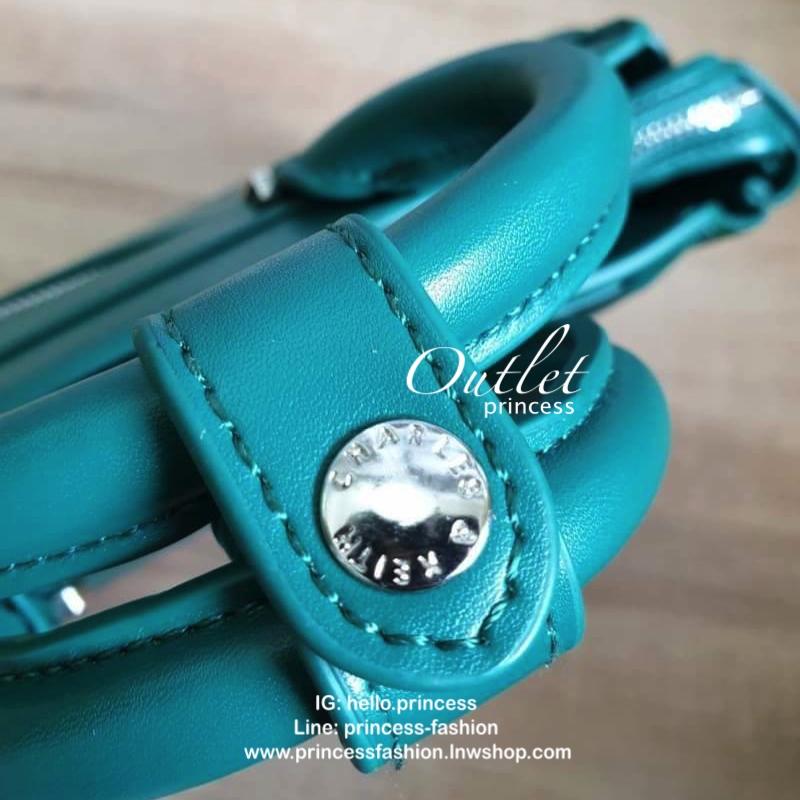 กระเป๋าถือ/สะพายข้าง ขนาดกลาง ด้านหน้าปั๊มโลโก้แบรนด์ ด้านหน้าเป็นหนังเรียบตัดกับด้านข้างเป็นหนังคาร์เวียร์ออกแบบมาให้เรียบหรู ด้านหลังมีซิป 1 ช่อง หูกระเป๋าสามารถพับลงได้ ส่วนด้านในกว้างมากค่ะ ออกแบบมาให้ใส่ของได้จุใจแบบไม่มีช่องแบ่ง มีช่องซิปด้านข้างและ