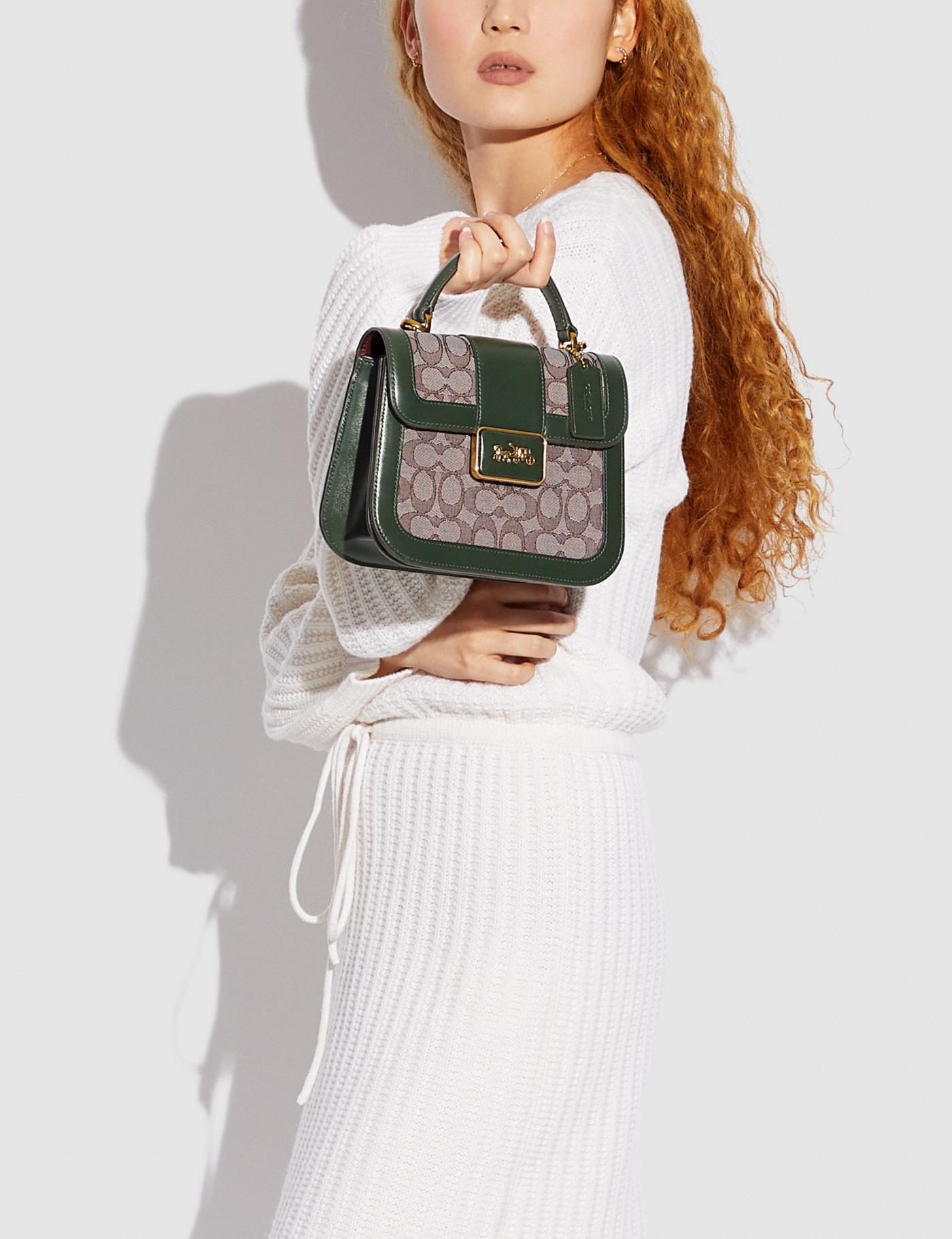 ใบจริงสวยหรูมากๆค่ะ💥 COACH ALIE TOP HANDLE IN SIGNATURE JACQUARD ((C4822)) พร้อมส่งที่ไทยค่ะ! กระเป๋าหิ้ว//สะพายข้าง วัสดุ Jacquard+หนังแท้ได้ลงตัวสวยงามมากๆค่ะ คลาสสิคสุดๆ เปิดปิดกระเป๋าแบบกดล็อค ช่องหลักกางออกได้กว้างสามารถใส่กระเป๋าเงินใบกลางได