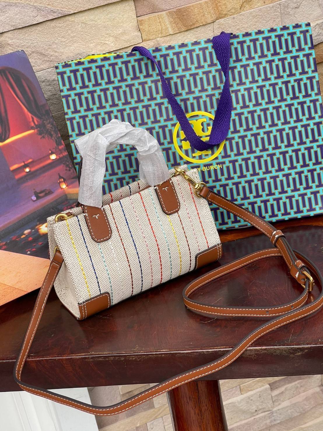 Tory burch ella multi stitch canvas micro tote กระเป๋าใบนี้บอกเลยว่าสไตล์เก๋และแปลกตาเลยทีเดียว กระเป๋าทรงสี่เหลี่ยมขนาดมินิ มีสายเล็กๆ สำหรับสะพายข้าง ลวดลายและสีสันบนกระเป๋ามีเอกลักษณ์ความเป็นวินเทจแบบทอรี่โดยเฉพาะ เป็นอีกหนึ่งแอ็กเซสเซอรี่ที่ทางแบรนด์ร