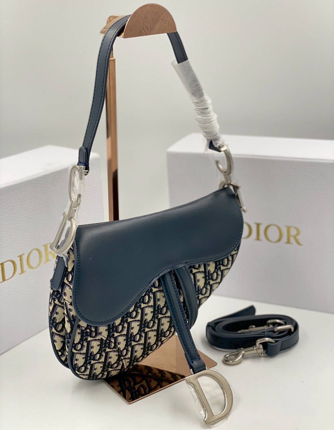 ORI หนังแท้ | DIOR Saddle Bag with Strap กระเป๋าถือ/สะพายทรงอานม้า รุ่นยอดนิยมที่มีเอกลักษณ์สวยงามเหนือกาลเวลา รุ่นใหม่ฝาพับแบบหนัง
