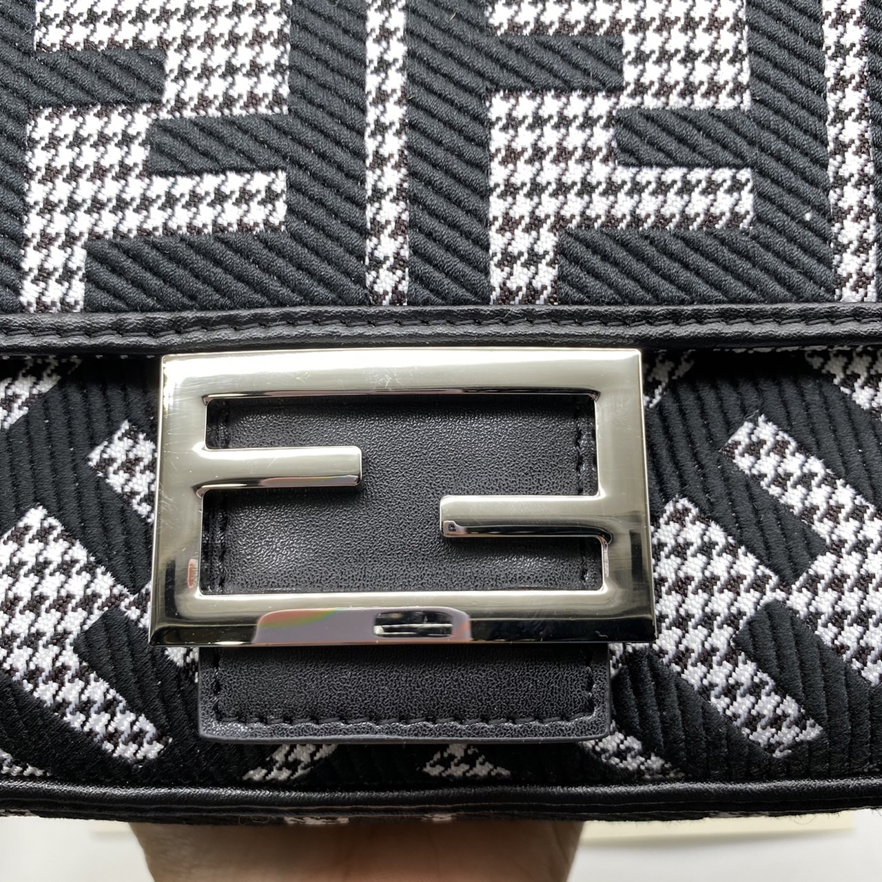 Fendi Baguette FF Tapestry Fabric Bag 26cm เกรดออริจินอล กระเป๋าทรง Baguette ลวดลาย FF สไตล์วินเทจ สามารถถือด้วยมือหรือสะพายไหล่หรือสะพายข้างด้วยที่จับหนังและสายสะพายไหล่ ทั้งสองแบบถอดออกได้ สวยหรู ใบนี้ไม่ควรพลาดค่า