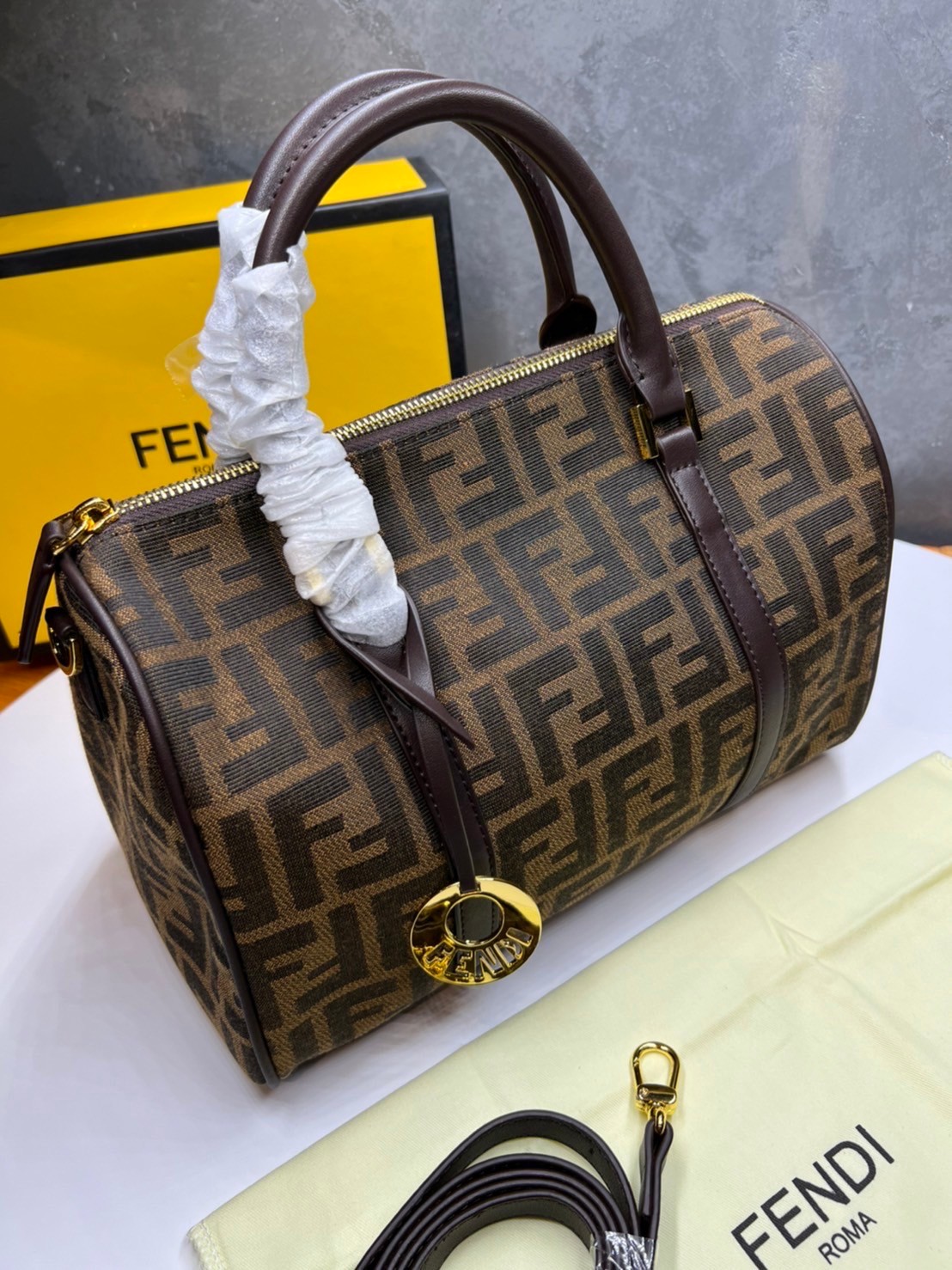 หนังแท้ Fendi Keepall 30 cm / Fendi Travel Bag / Fendi Boston Vintage Bag พร้อมส่งที่ไทย Tobacco Zucca Canvas and Gold hardware. กระเป๋าเดินทางใบใหญ่กำลังดี ภายในโล่งกว้าง จุของได้เยอะ พร้อมส่งที่ไทย ภาพสินค้าถ่ายจากงานขายจริง ใช้งานต่างประเทศได้
