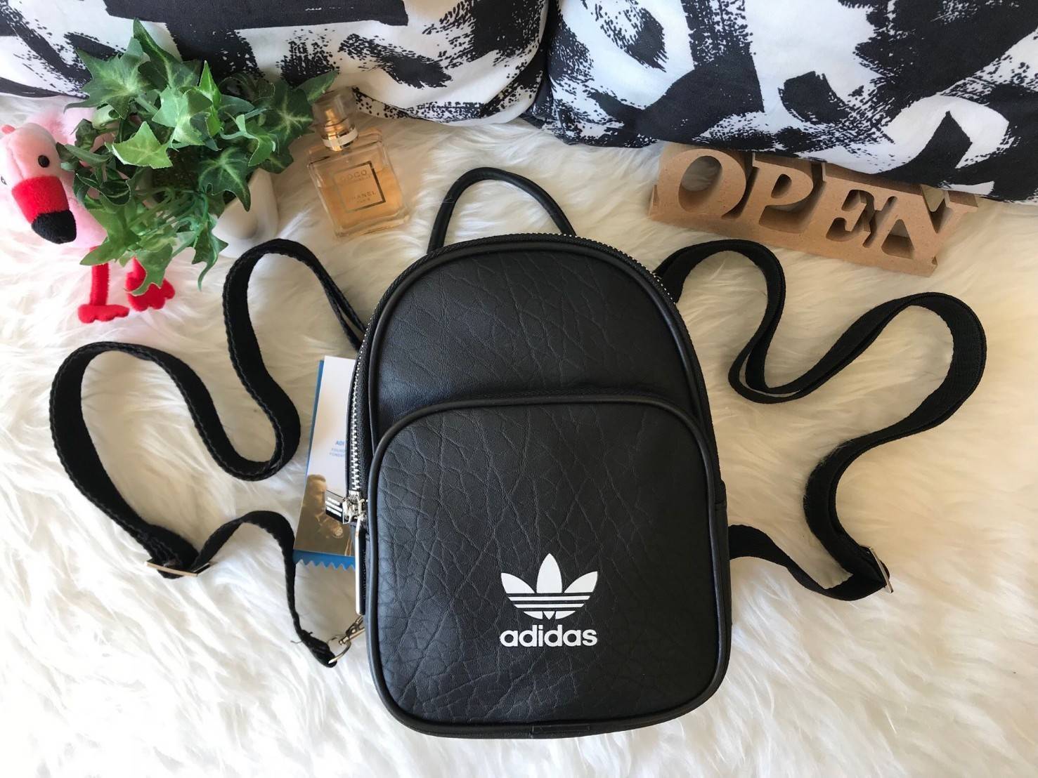 ADIDAS ORIGINALS CLASSIC MINI BACKPACK กระเป๋าเป้ทรงคลาสสิคไซส์มินิจากแบรนด์ adidas มาในขนาดกระทัดรัด น้ำหนักเบา พกพาสะดวกมากๆ วัสดุหนังนิ่มมือสุดๆ!! ทำความสะอาดง่าย เปิด-ปิดกระเป๋าด้วยซิป มีช่องหลักและช่องย่อยด้านหน้า หัวซิปปั๊มแบรนด์อะไหล่สวย ภายในกระเป
