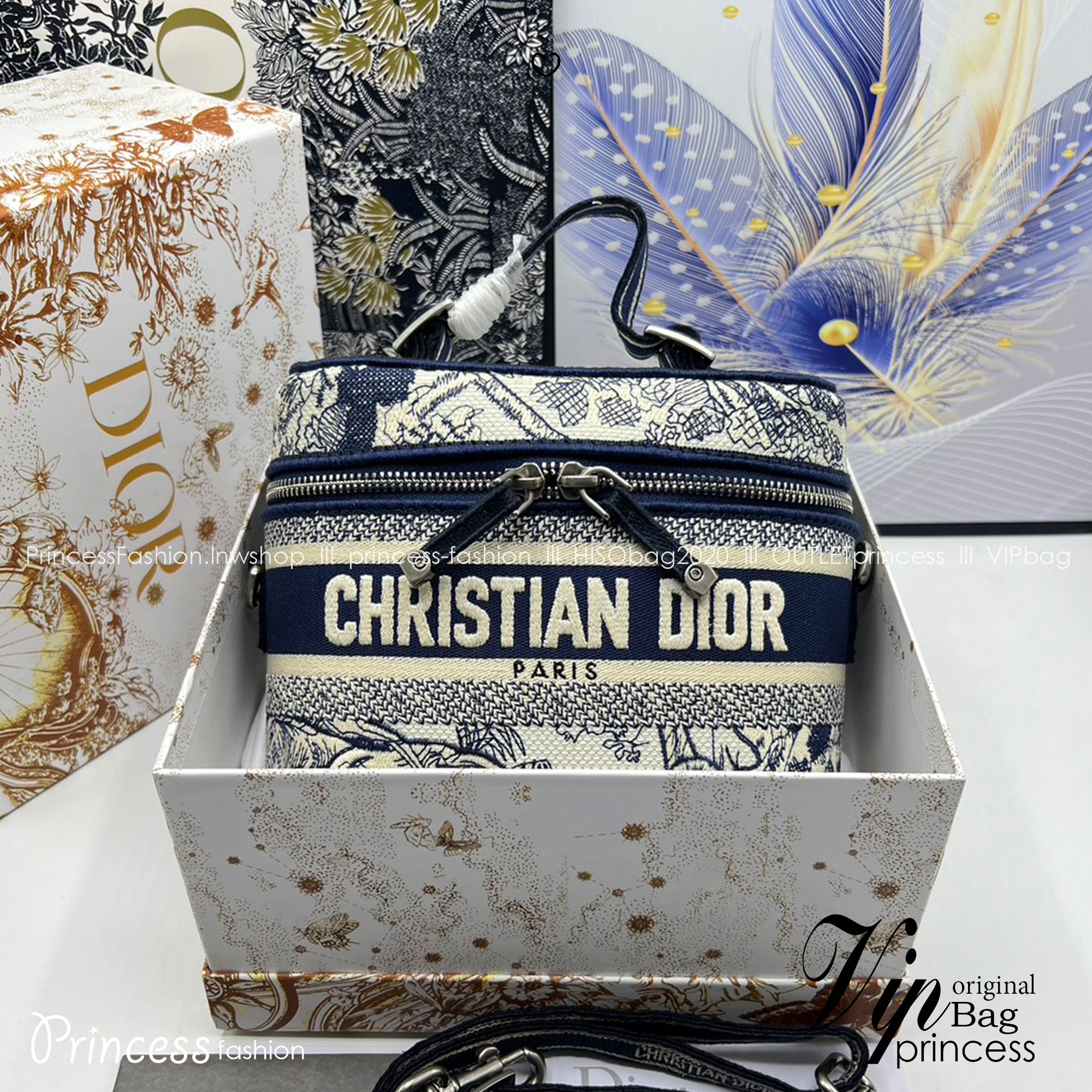 18cm Small DiorTravel Vanity Case กระเป๋าใส่เครื่องสำอาง มาพร้อมกับลวดลาย Oblique ปักอย่างประณีตและประดับด้วยสัญลักษณ์ Christian Dior Paris มาพร้อมสายสะพายและหูจับในตัว ปรับเปลี่ยนใช้งานได้ตามสไตล์