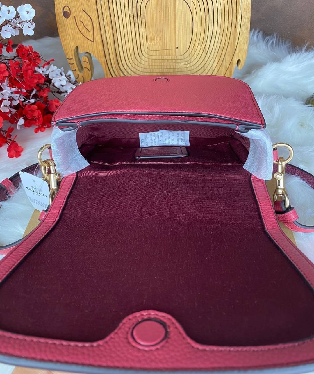 OUTLET 】COACH SADDLE BAG WITH HORSE AND CARRIAGE (COACH C4058) หนังกรวดละเอียดภายในกระเป๋ามัลติฟังก์ชั่น กระดุมแม่เหล็ก ซับในผ้านอกกระเป๋าเปิด สายสะพายถอดได้ สายสะพายยาว 22" สำหรับสะพายไหล่หรือ crossbody