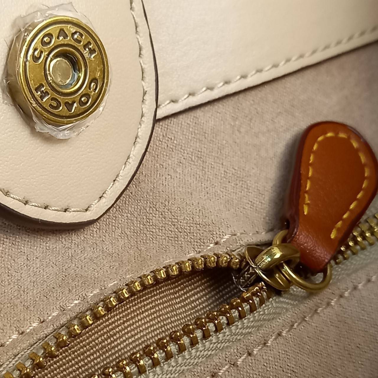 ใบนี้ ช่วยให้ชีวิตง่ายขึ้นเยอะเลย🌈🌺>>COACH FIELD TOTE 22 IN SIGNATURE JACQUARD(COACH C3865) 🍁กระเป๋าถือ สะพาย รุ่น Unisex ใช้ได้ทุกเพศวัย ขนาดเหมาะต่อการใช้งานในแต่ละวันมากๆ //วัสดุ jacquard ลาย signature ตกแต่งดีเทลด้วยหนังแ