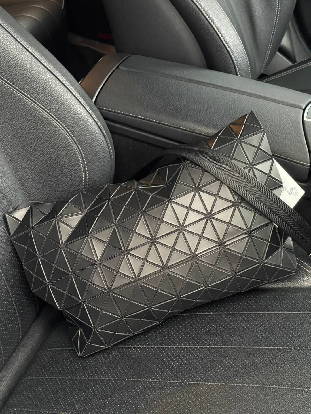 Baobao Issey Miyake Prism Sac ชาวมินิมอลทั้งชายและหญิงต้องถูกใจรุ่นนี้ เพราะ Prism Sac เป็นกระเป๋าแบบ unisex ที่มาพร้อมกับความเรียบง่ายของวัสดุเนื้อแมตต์ แต่ให้ลุคสไตล์เท่แบบคูลๆ โดดเด่นด้วยดีไซน์ที่ออกแบบมาให้ใช้งานที่ง่าย ตอบโจทย์ทุกสถานการณ์ฝาพับแบบเปิ