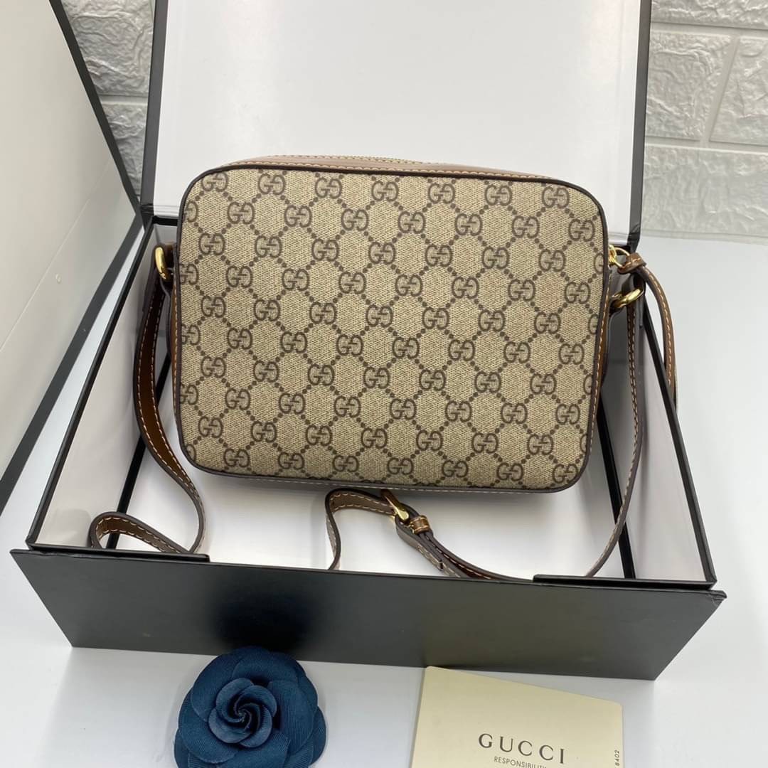 VIP 】Brown GUCCI Horsebit 1955 small color-block leather shoulder bag ด้วยรูปทรงกล่องอันคลาสสิกที่มาพร้อมรายละเอียดอันน่าค้นหา ดูหรูหรา สามารถใช้งานได้หลากหลายโอกาส เป็นเพื่อนคู่ใจในวันสบายๆ หรือออกงานเป็นทางการ ไม่ควรพลาดเลยค่ะ