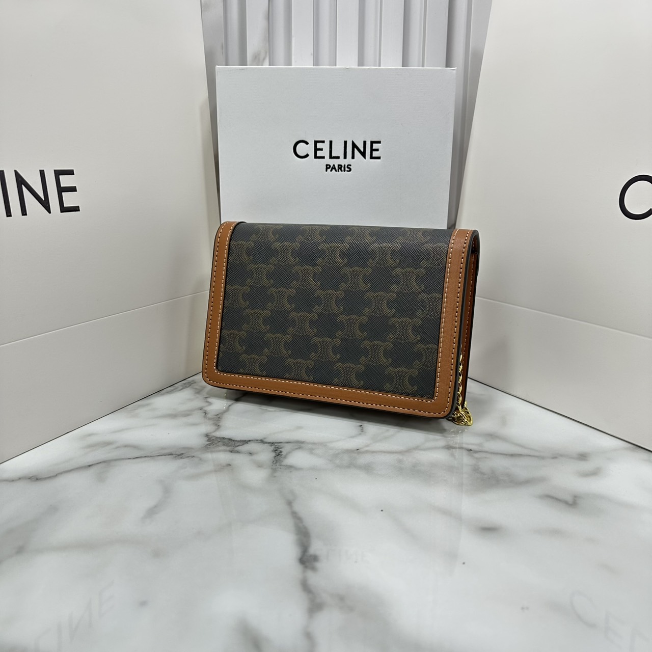 ORI หนังแท้ | CELINE WALLET ON CHAIN MARGO IN TRIOMPHE กระเป๋าสะพายสวยอยู่ทรงตั้งได้ รูปทรงย้อนยุคสไตล์วินเทจลัคชู ดีไซน์เอกลักษณ์ ขนาดกำลังดี