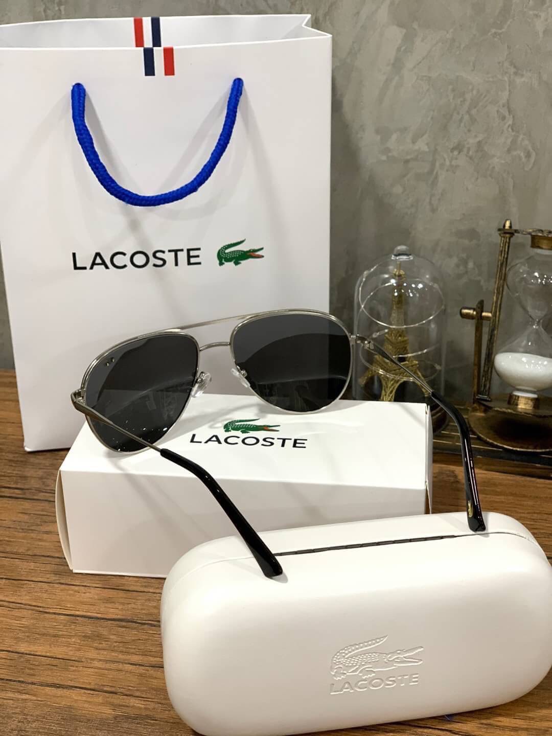 แว่นตา Lacoste Unisex Sunglasses แว่นตา Lacoste สไตล์ rayban ขนาดเลนส์กำลังดี หน้าเลนส์ติดโลโก้แบรนด์และปั๊มชื่อแบรนด์ ทรงคลาสสิคสีไม่มืดจนเกินไป ใช้ได้ทั้งชายและหญิงและชาย อุปกรณ์ฟูลเซ็ท มีทั้งกล่องแบรนด์สำหรับแว่น กล่องกระดาษ และถุงกระดาษแบรนด์ มอบเป็นข