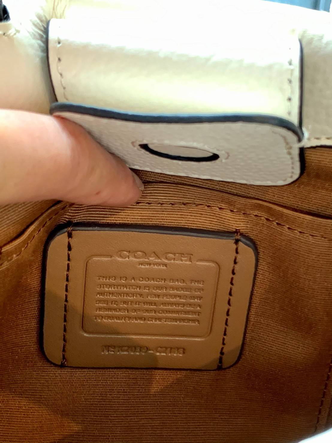 OUTLET COACH MINI CALLY CROSSBODY IN SIGNATURE ((5693//2134//2183)) พร้อมส่งที่ไทยทันที! กระเป๋าสะพายครอสบอดี้ร์ หนังแท้นิ่มอย่างดีค่ะ