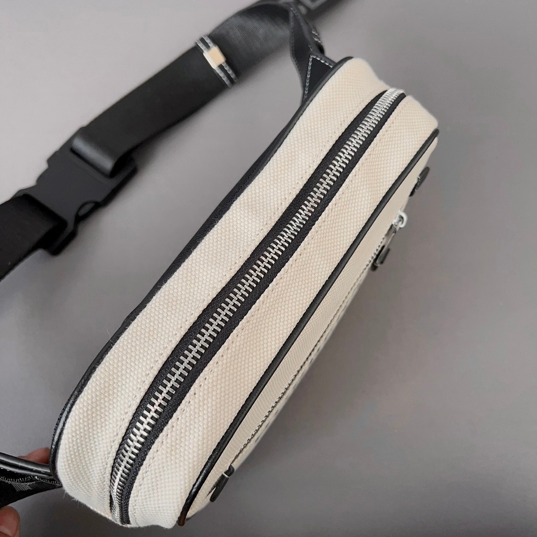 Burberry Canvas 'Horseferry' Bum Bag / BURBERRY CANVAS BELT BAG กระเป๋าทรงคาดอก คาดเอว อีกคอลเลคชั่นที่สามารถใช้ได้แบบ UNISEX วัสดุผ้าแคนวาสธรรมชาติ สกรีนโลโก้สีดำรอบใบ