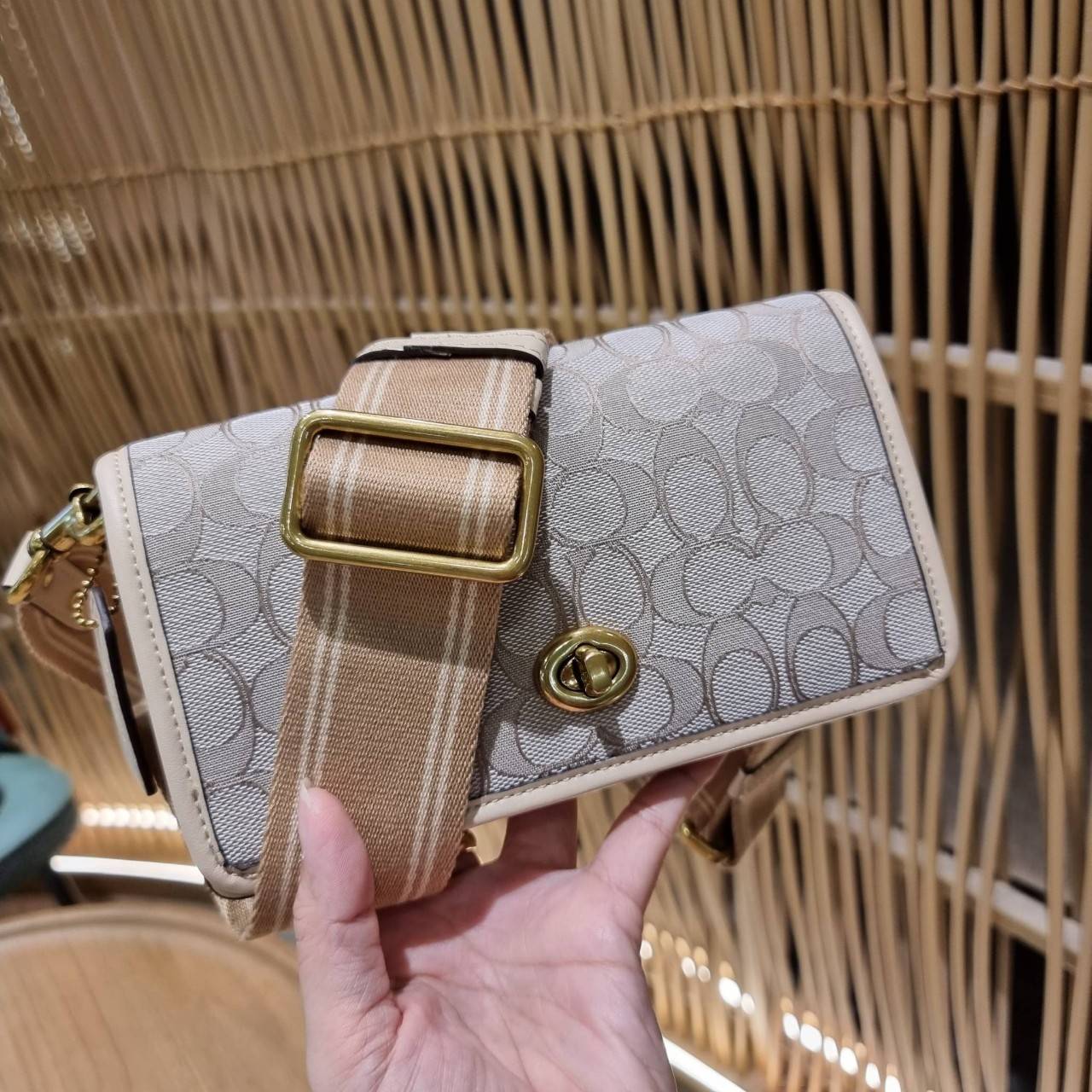 COACH C3824 FOLDOVER CROSSBODY CLUTCH IN SIGNATURE JACQUARD คลัทช์เก๋ๆที่สาวๆตามหา 2IN1 ไปอีกหนึ่ง!! กระเป๋าสะพายทรงคลัชท์ ใช้งานได้ถึง 2 แบบ จะพกเดี่ยวๆแทนกระเป๋าสตางค์ หรือคล้องสายสะพายข้าง สะพายชิคๆคูลๆ ก็ได้อีก มันดีงามมากทุกสี เพราะความละมุนของผ้า ja