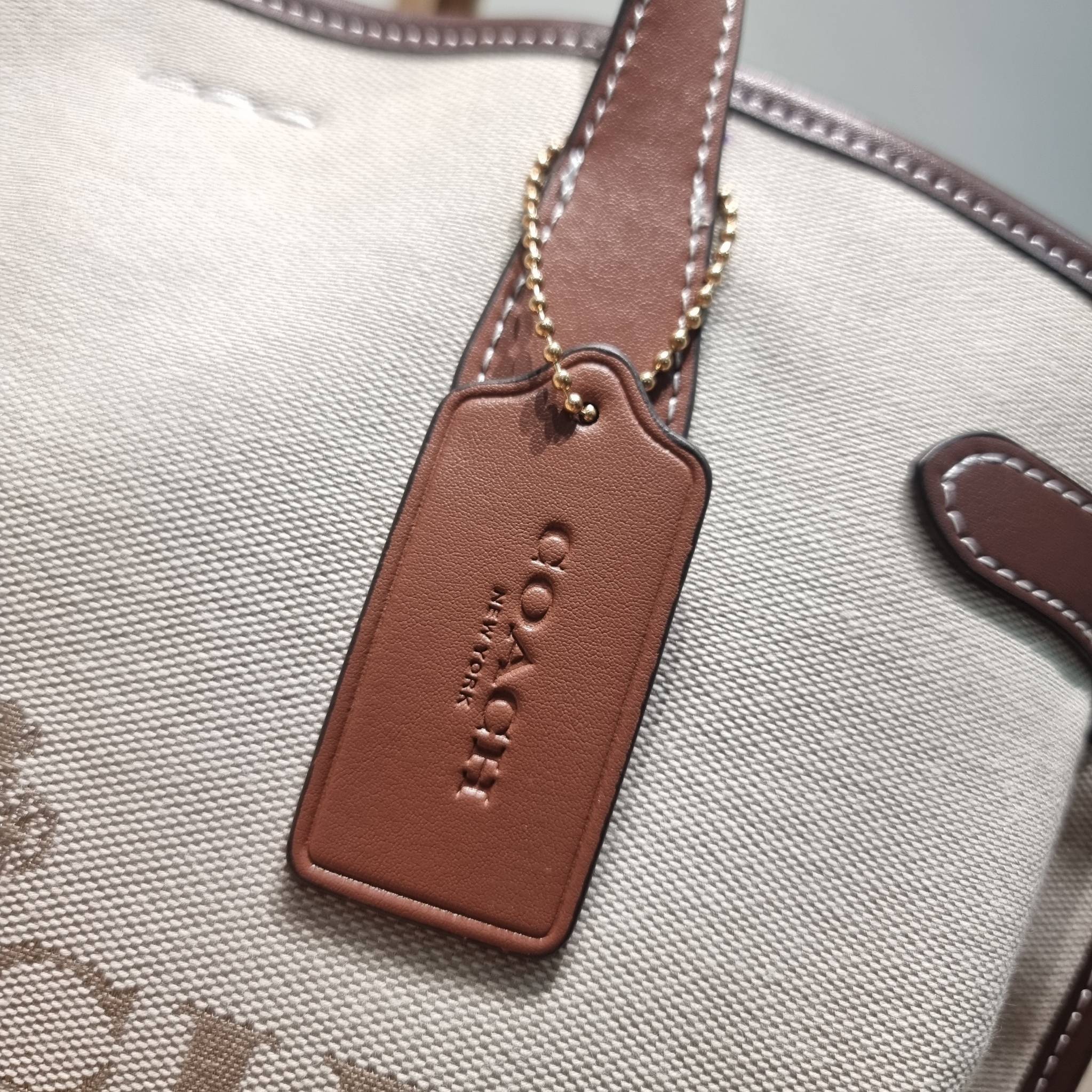 COACH CH189 HANNA CARRYALL น้องใหม่ เรียบหรู ดูแพง กับกระเป๋าถือ/สะพายทรงสวย โทนสีคลาสสิค ดีไซน์ตกแต่งสายคาดจับจีบข้างกระเป๋าเพิ่มดีเทล มาพร้อมหูจับในตัว