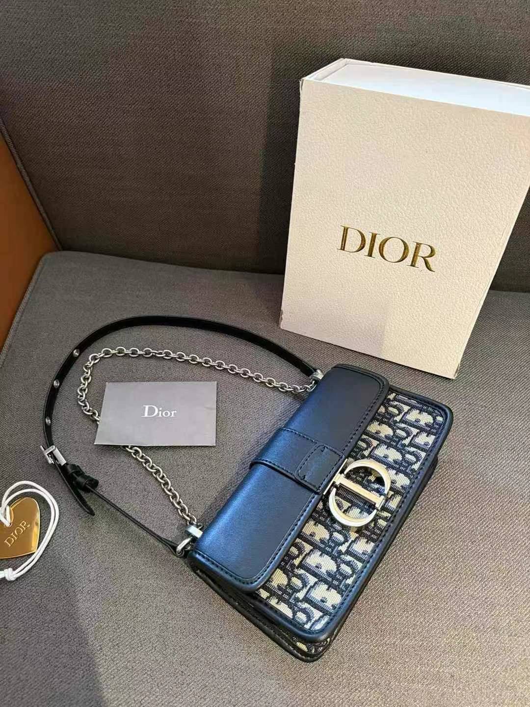 DIOR 30 Montaigne East-West Bag with Chain กระเป๋าสะพายรุ่นใหม่ ฝาพับแบบหนังสวยหรู ขนาดน่ารักสุดฮอต ที่สาวๆต้องไม่พลาด ทรงสวยมีกิมมิคในตัว ดูแพง ดีไซน์ย้อนยุคเป็นเอกลักษณ์