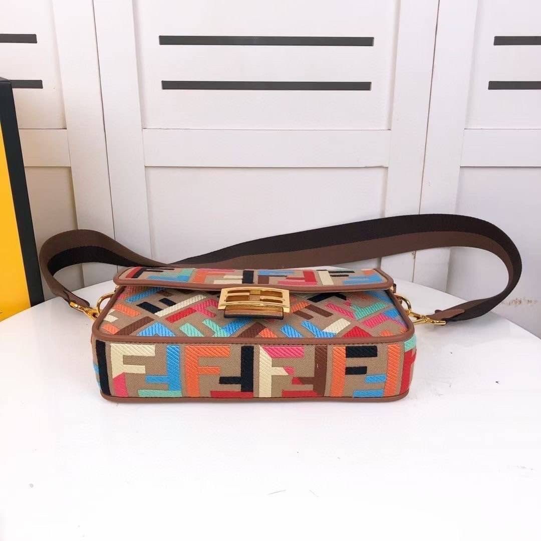 หนังแท้ Fendi Baguette Multicolour bag in canvas with FF monogram medium กระเป๋าสะพายอันเป็นเอกลักษณ์ งานหนังแท้พร้อมทอลายนูน FF ที่มีการปักแบบทูโทน ตัดแต่งด้วยหนังและประดับด้วยตัวล็อค FF มาพร้อมสาย 2 แบบ สำหรับคล้องแขน และสายครอสบอดี้สีทูโทน ภายในเป็นช่อ