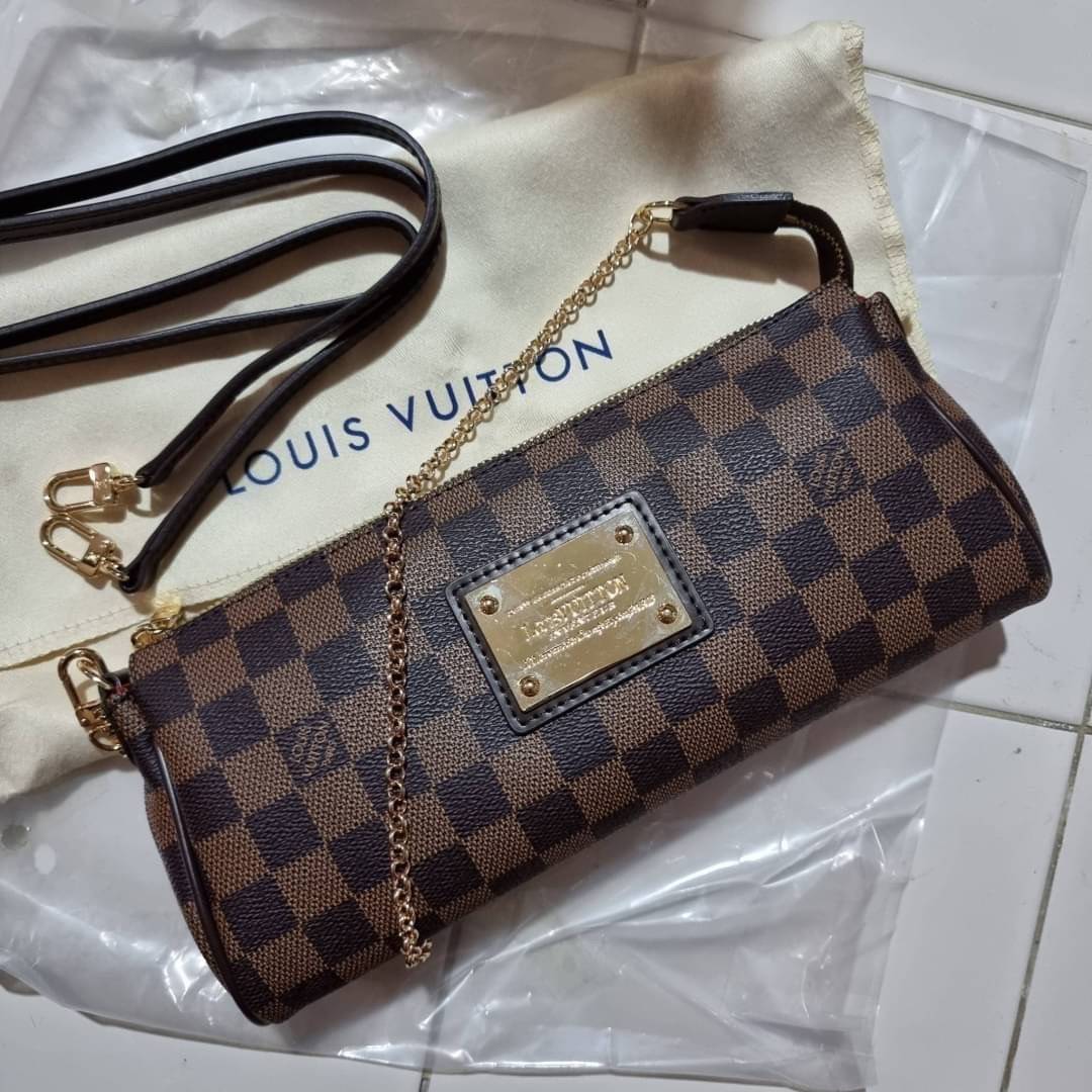 LV CROSSBODY CLUTCH BAG WITH CHAIN / LV Eva Clutch Crossbody Bag กระเป๋าสะพายวีไอพีพรีเมี่ยม วัสดุหนังแคนวาสคุณภาพ โลโก้เพลทอะไหล่ทอง คมชัด หรูหรา เปิด-ปิดกระเป๋าด้วยซิป ภายในเป็นช่องโล่ง ใส่ของใช้สำคัญได้สบายๆ มือถือ พาวเวอร์แบงค์ เครื่องสำอางค์ ของจุกจิ