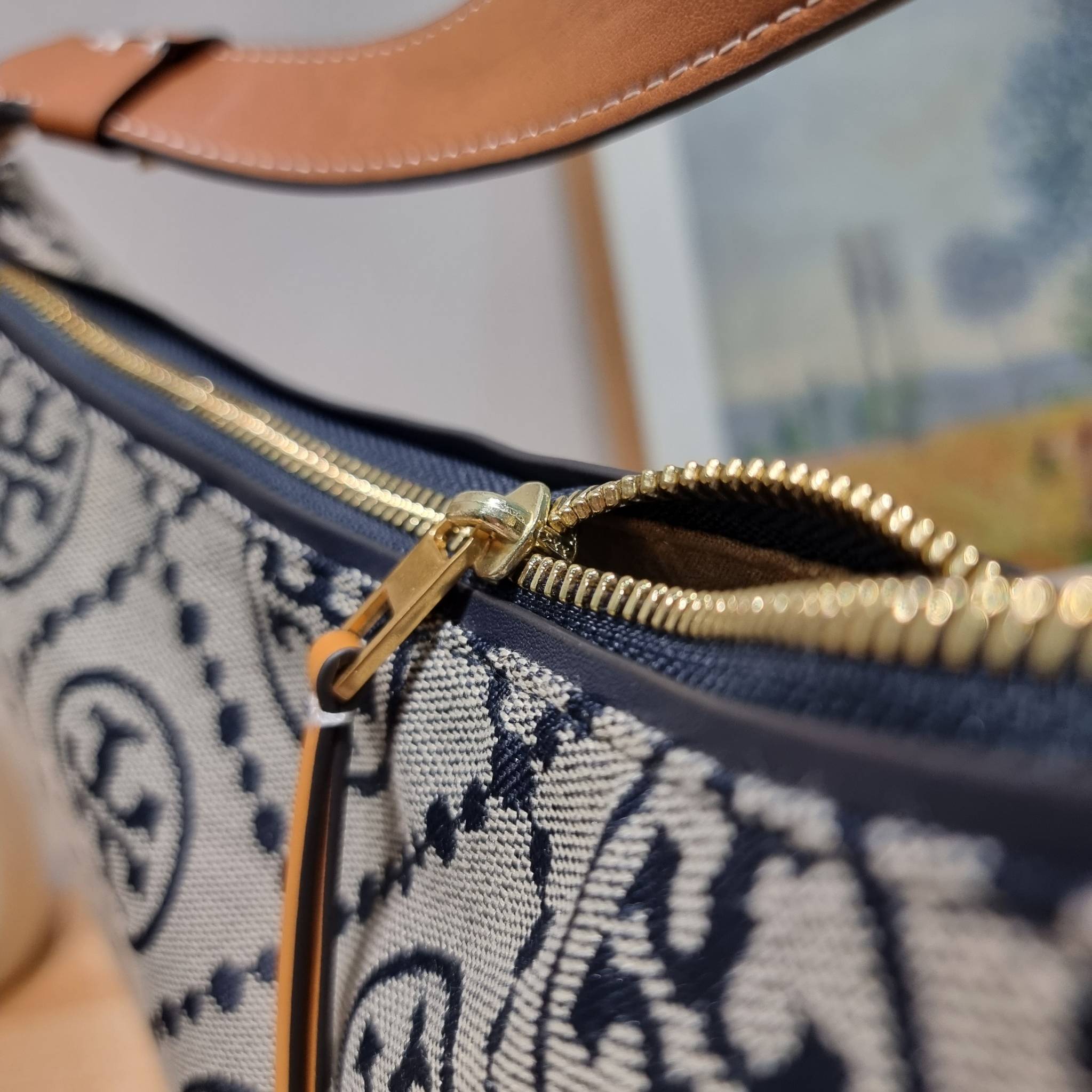 ใบใหญ่ 35cm Tory Burch T Monogram Medium Crescent Bag / TORY BURCH T MONOGRAM JACQUARD CRESCENT BAG ไซส์ใหญ่กับไอเท็มสุดร้อนแรง เซเลปรีวิวเยอะมาก!! สาวๆตามหากันไปอีก กระเป๋าทรง half moon ที่ดีไซน์บนผ้า jacquard ลวดลายซิกเนเจอร์ เรียบหรู ผู้ดีมากแม่!