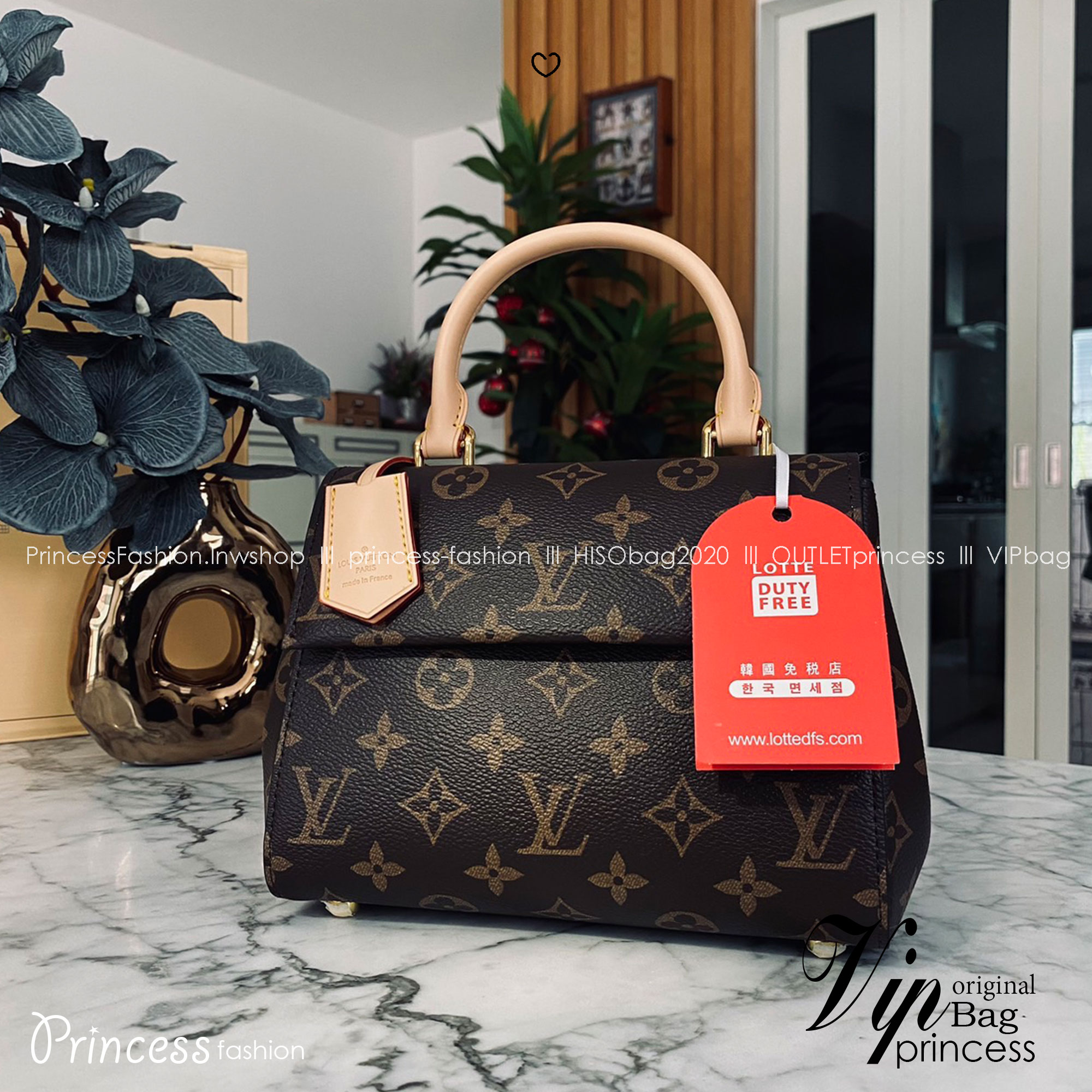 LV Cluny Mini Monogram Canvas Bag 20cm กระเป๋าถือใบเล็กแสนน่ารัก ลายโมโนแกรมแคนวาสสุดไอคอนิก พร้อมสายสะพายผ้าทรงสปอร์ต คอลขายดีตลอดกาล หูจับในตัว น้ำหนักเบา เป็นไอเท็มที่แมทช์ได้กับทุกสไตล์การแต่งตัว ราคาสุดคุ้ม