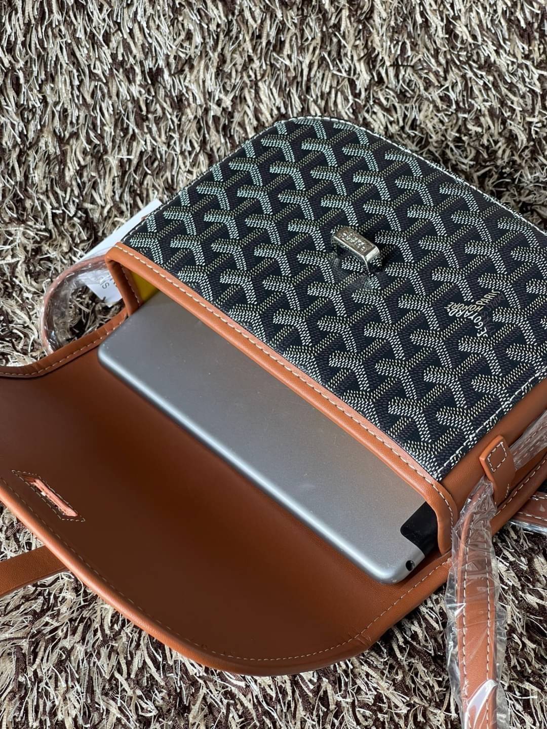 Goyard belvedere pm แบรนด์ดังจากฝรั่งเศส เรัยบหรูแต่ดูสง่า สะดุดตาด้วยลายเฉพาะตัว วัสดุที่นำมาตัดเย็บกระเป๋าเป็นวัสดุผ้าใบ