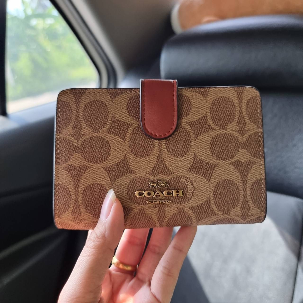 COACH F33034 MEDIUM CORNER ZIP WALLET IN COLORBLOCK SIGNATURE CANVAS กระเป๋าสตางค์ใบกลาง 👛 ขนาดกำลังเหมาะมือ วัสดุหนังแคนวาส ดูแลรักษาง่าย มีช่องใส่บัตรและธนบัตรครบ และช่องซิปแยกไว้ใส่เหรียญ สวยคลาคสิคแบบนี้เหมาะส่งต่อเป็นของขวัญที่สุดจ้า