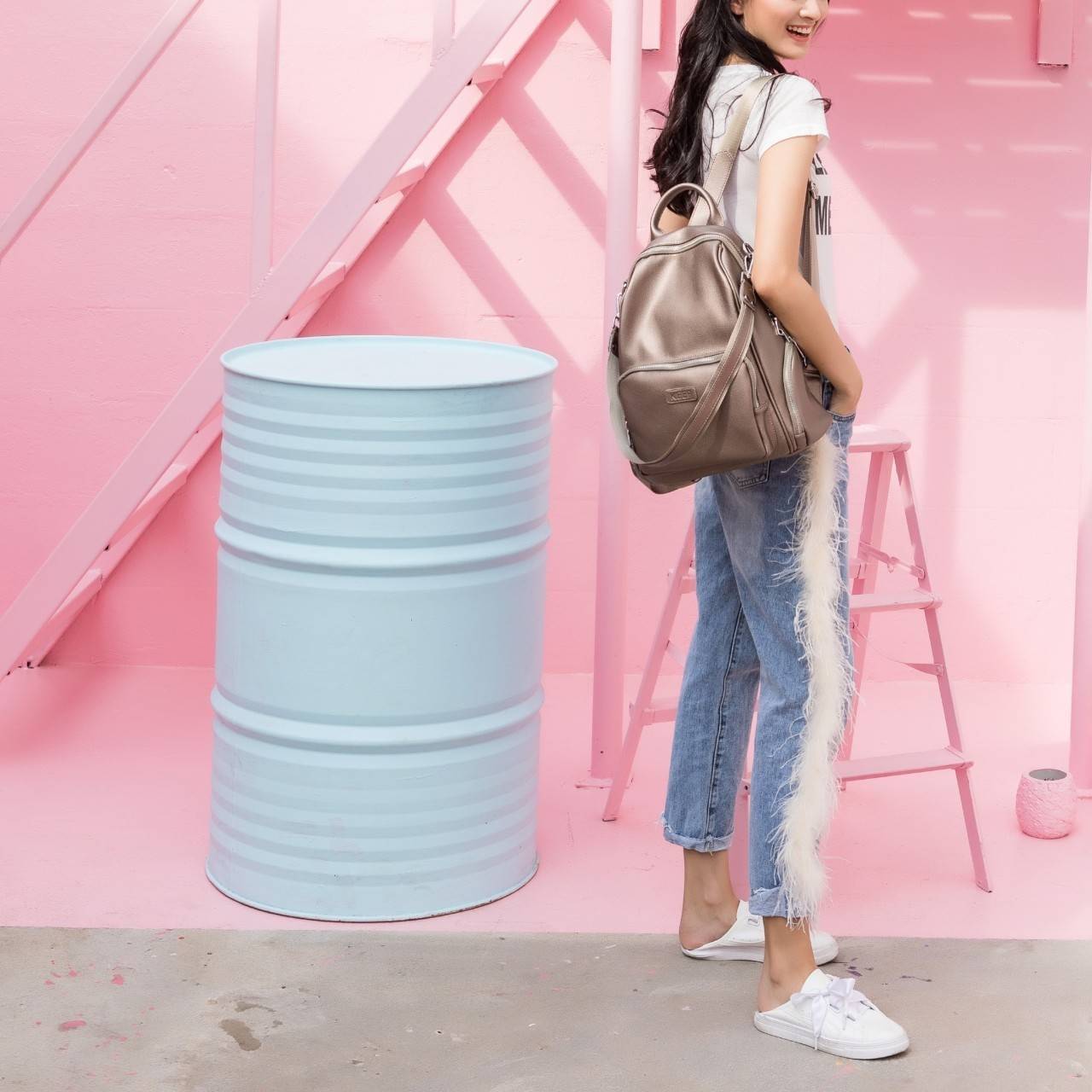 กระเป๋า ทรงน่ารัก มากๆๆๆ จากแบรนด์ KEEP รุ่น Misty backpack มาใหม่ หนัง Microfiber ผิวสัมผัสคล้ายหนังวัวแท้ เนื้อหนา นิ่มมือ พิเศษ!! เป้ใบนี้ มีสายสั้นหนังสำหรับสะพายไหล่ให้ด้วยคะ ใครชอบเป้สไตล์นี้ ห้ามพลาดเลยน๊า สวยจริง คอนเฟิร์มเลย