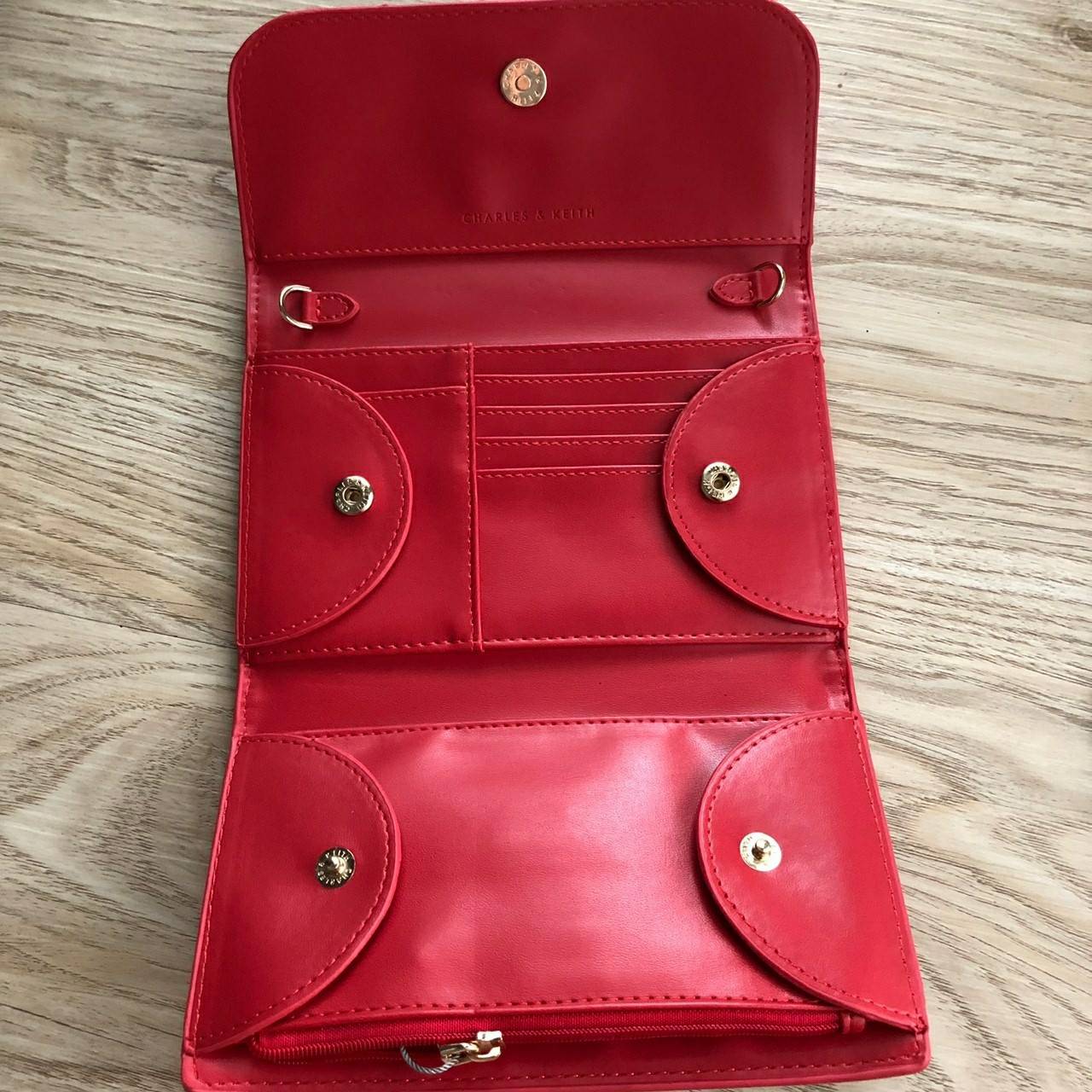 Charles & Keith Front Flap Wallet กระเป๋าสตางค์ มาพร้อมสายโซ่สลับหนัง เปิด - ปิดกระเป๋าด้วยกระดุม ด้านในมีช่องหลายช่อง แยกเก็บของได้เป็นสัดส่วน และมีช่องซิป 1 ช่องค่ะ ด้านหลังมีช่องอีก 1 ช่อง มาพร้อมสายโซ่สลับหนังยาวประมาณ 114 cm สามารถถอดได้ (ปรับไม่ได้ค