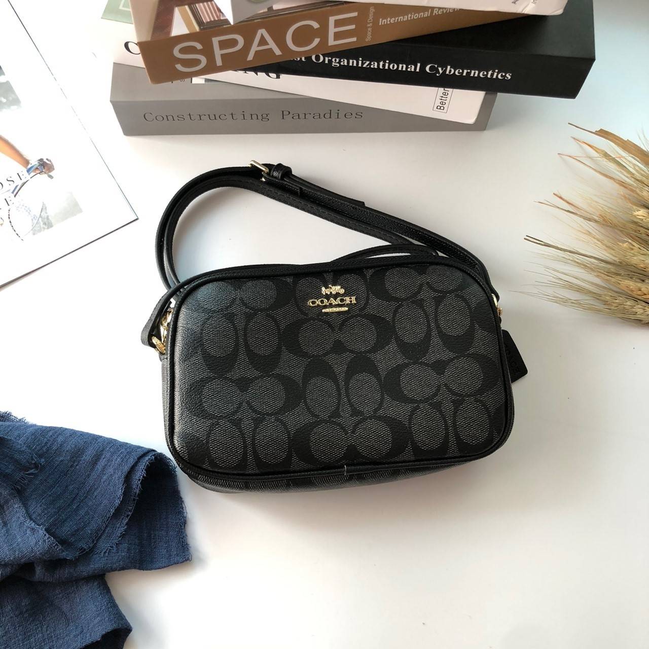 COACH MINI CROSSBODY BAGกระเป๋าสะพาน size mini วัสดุหนังลาย signature เปิด - ปิดด้วยซิป แบ่ง2 ช่องใหญ่ ภายในโล่ง ใส่ wallet สั้น มือถือได้ทุกรุ่น และของใช้จุกจิก พร้อมสายยาวถอด ปรับได้ค่ะ