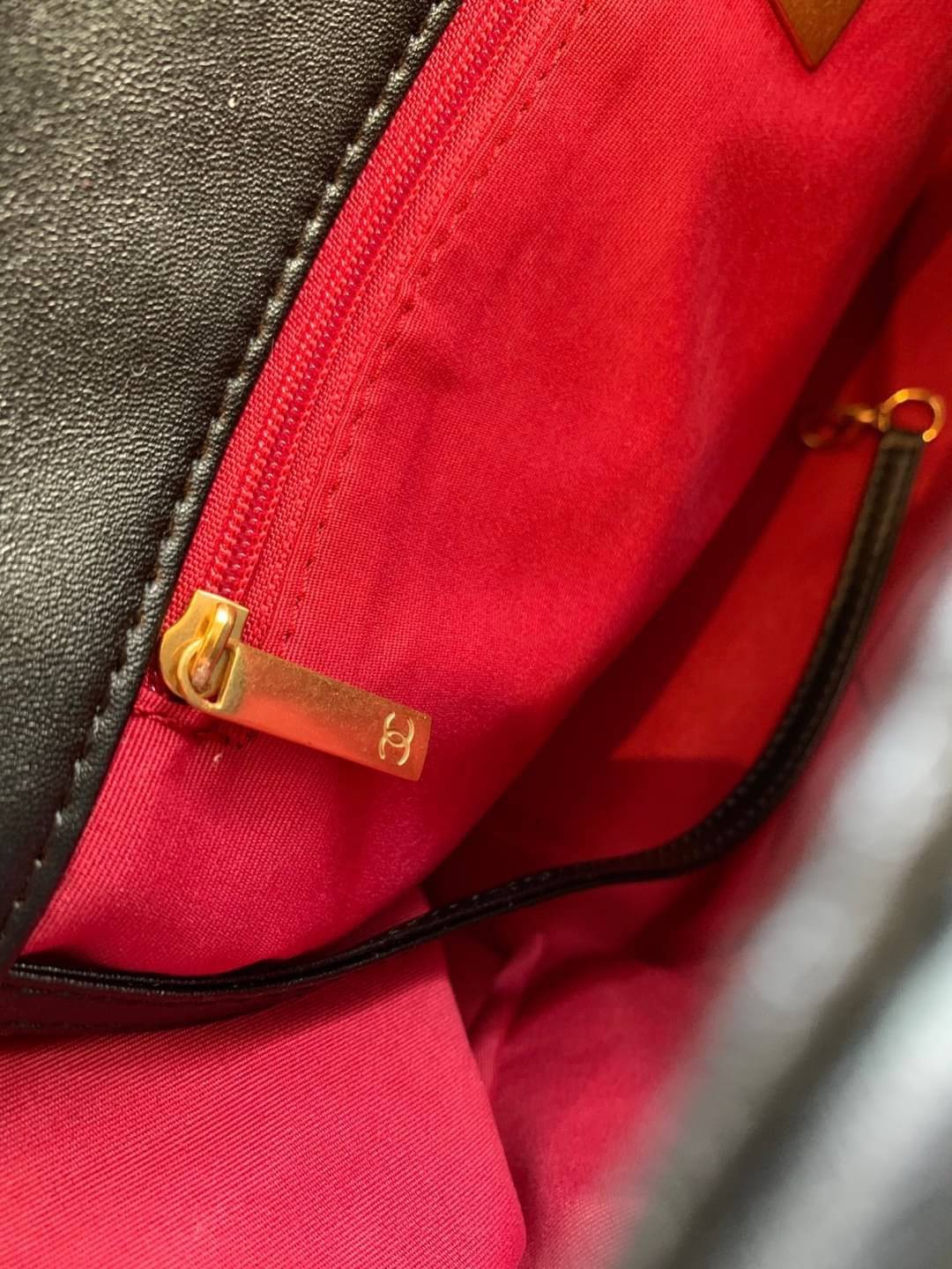 CHANEL SHOPPING BAG พร้อมส่ง ใหม่ล่าสุด และที่สุดของที่สุด กระเป๋าหนังแกะสังเคราะห์อย่างดี ใบใหญ่ 📌หนังนุ่มมากๆ ลายนวม หนังมีความลื่นเงาค่ะ 🌟โดดเด่นด้วยโลโก้แบรนด์และสายสะพายไหล่ใช้โลหะอย่างดีแถมสวยและหรูมากๆเลย ภายในกระเป๋ากว้างใส่สัมภาระ