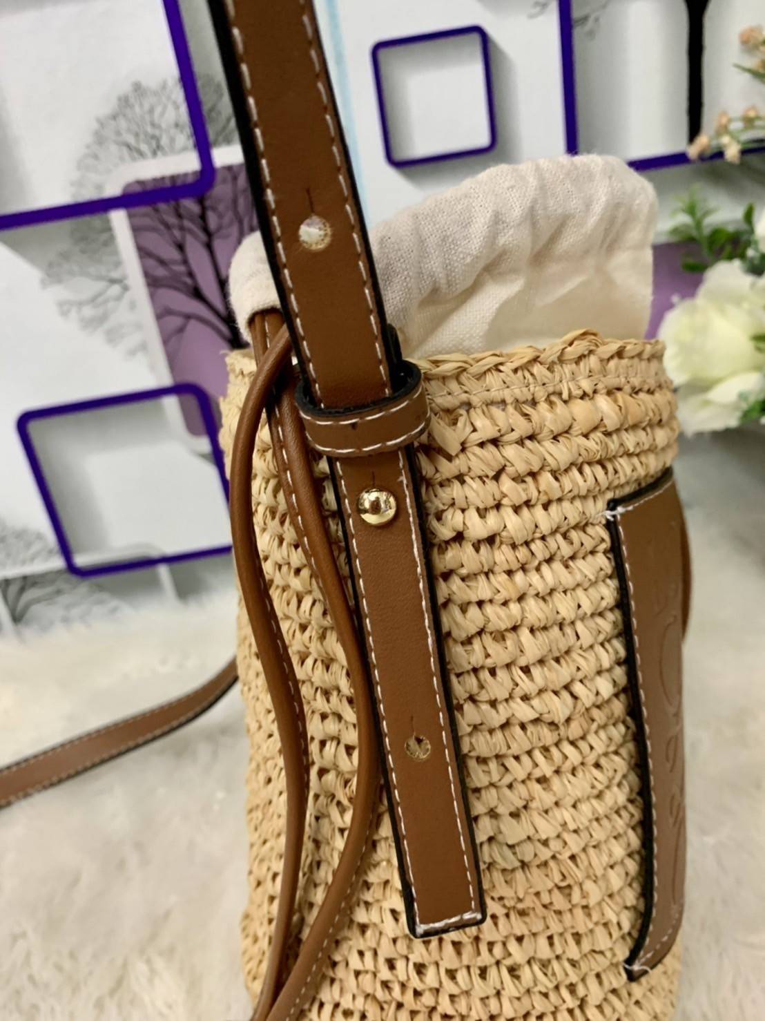 Loewe Bucket Bag / Loewe raffia and hemp bucket bag วัสดุ Textile Canvas & CalfSkin เป็นการนำวัสดุธรรมชาติมาสังเคราะห์หรือทอจนเป็นเนื้อเดียวกันคล้ายงานสาน มีความวินเทจในตัว น้ำหนักเบา ดูแลรักษาง่าย เหมาะกับยุคสมัยที่เข้ากับธรรมชาติและต้องการความคล่องตัว เ