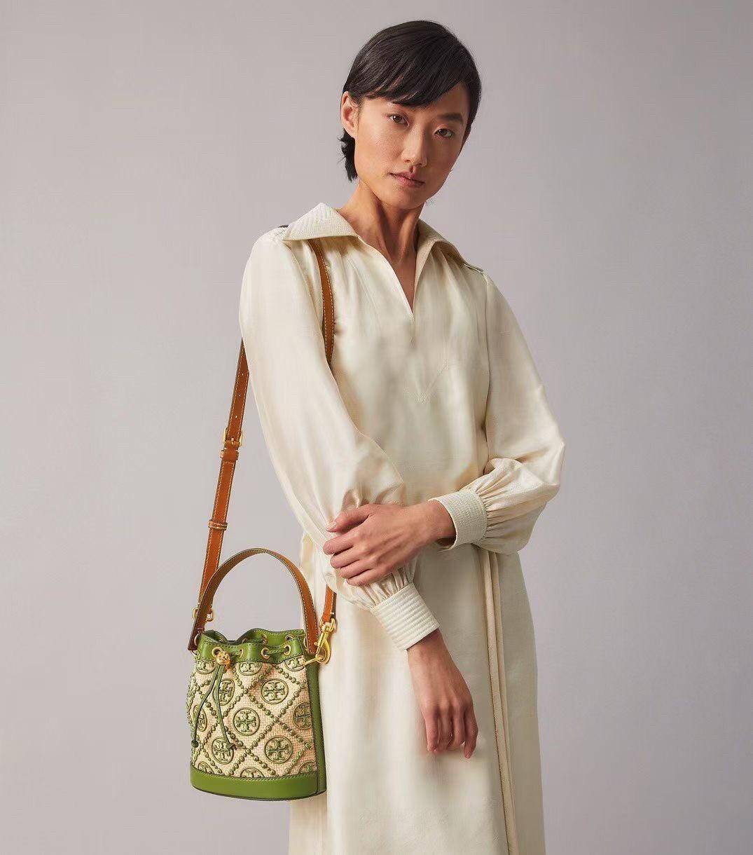 ของแท้ 💯% 】Tory T Monogram Straw Bucket Bag New collection กรี๊ดดดเขียวเหนียวทรัพย์ก็มา ใบนี้คือที่สุด สวยมาก งานประณีตมาก เย็บปักถักร้อยด้วยวัสดุธรรมชาติ หนังวัวแท้