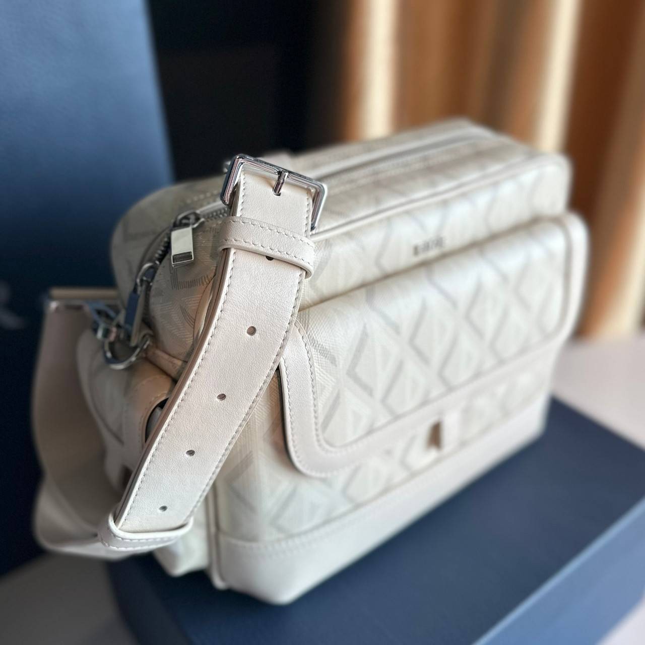 DIOR HIT THE ROAD MESSENGER BAG CD Diamond Canvas and Smooth Calfskin เกรดเทพออริจินอล หนังแท้ งานดีสุด ภาพถ่ายจากงานขายจริง ใช้งานต่างประเทศได้