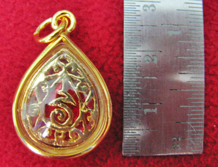 จี้พระประจำวันเกิดวันอาทิตย์ ปางถวายเนตร พื้นสีแดงล้อมเพชรเลี่ยมทองไมครอนพร้อมใบคาถาค่ะ