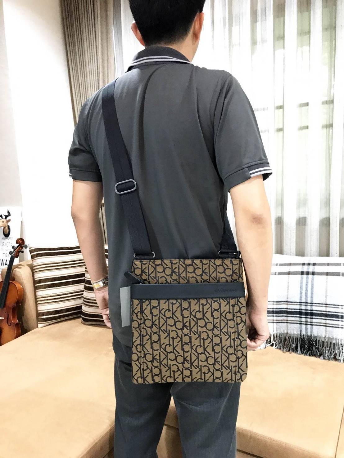 CALVIN KLEIN JEANS CROSSBODY BAG กระเป๋าสะพายรุ่น Limited Edition จาก Calvin Klein Jeans วัสดุ Canvas + Polyester 100% คุณภาพดี เนื้อหนา ลาย Ck ด้านหน้ามีโลโก้ Calvin Klein พร้อมช่องซิป 1 ช่อง เปิดปิด ด้วยซิปสะดวกใช้ ภายในมีโลโก้ เเละช่องซิป ขนาดกำลังดี ใ