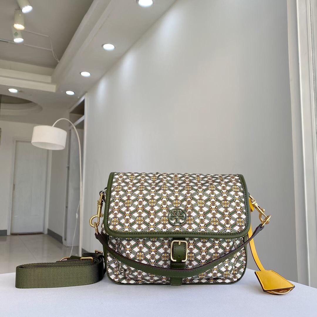 ของแท้ 💯% Tory Burch Piper Printed Crossbody 74656 กระเป๋าถือ สะพายข้างหรือ Crossbody ได้ ด้านในโล่งมี1ช่องซิป และ1ช่องใส่ของจุกจิก ซับในผ้าสวยหรู มีช่องซิปใส่ของด้านนอก