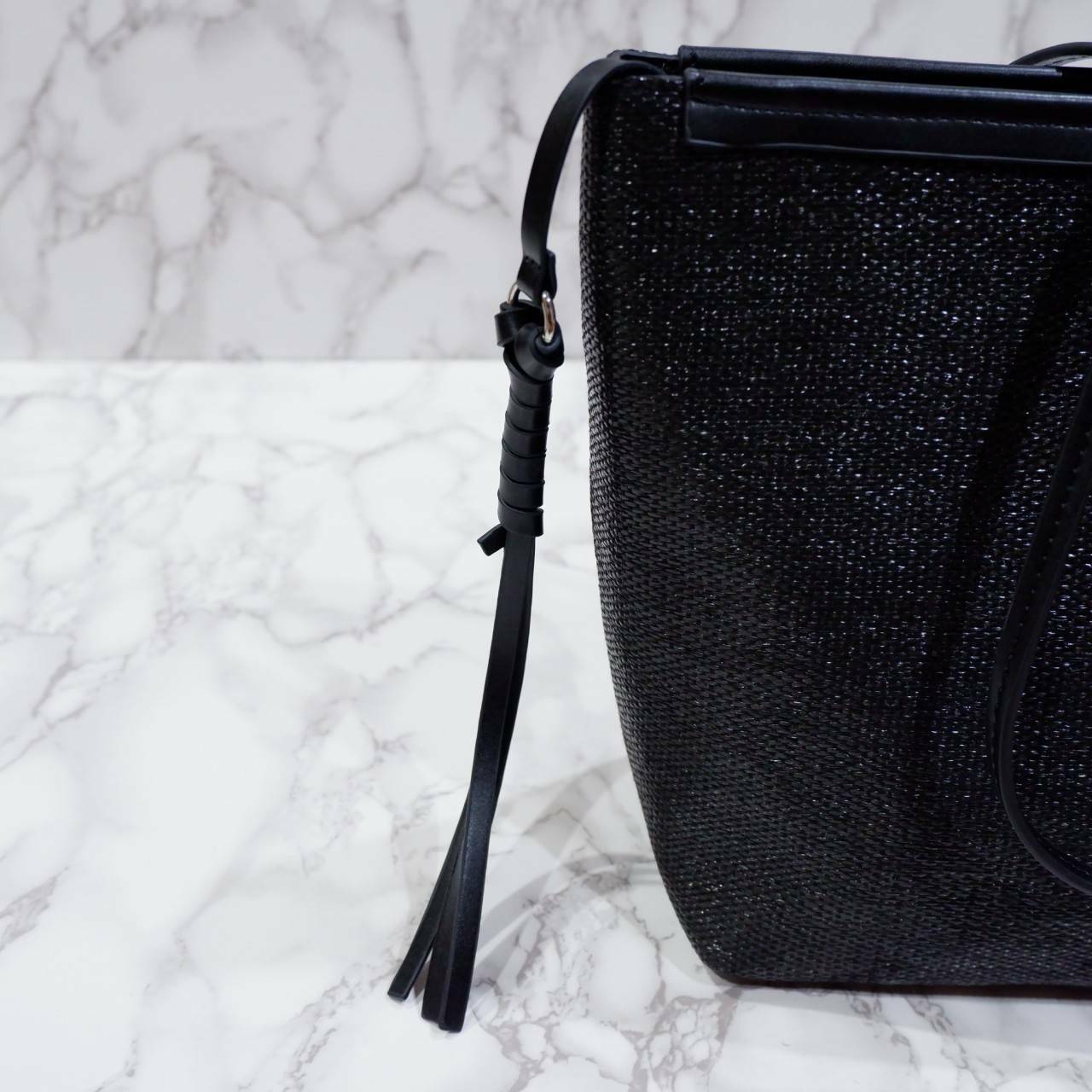 Charles & Keith Textured Tote Bag Original กระเป๋าสาน ทรงช้อปปิ้ง รุ่นนี้จัดว่าสวยหรู ด้านในกว้างมาก