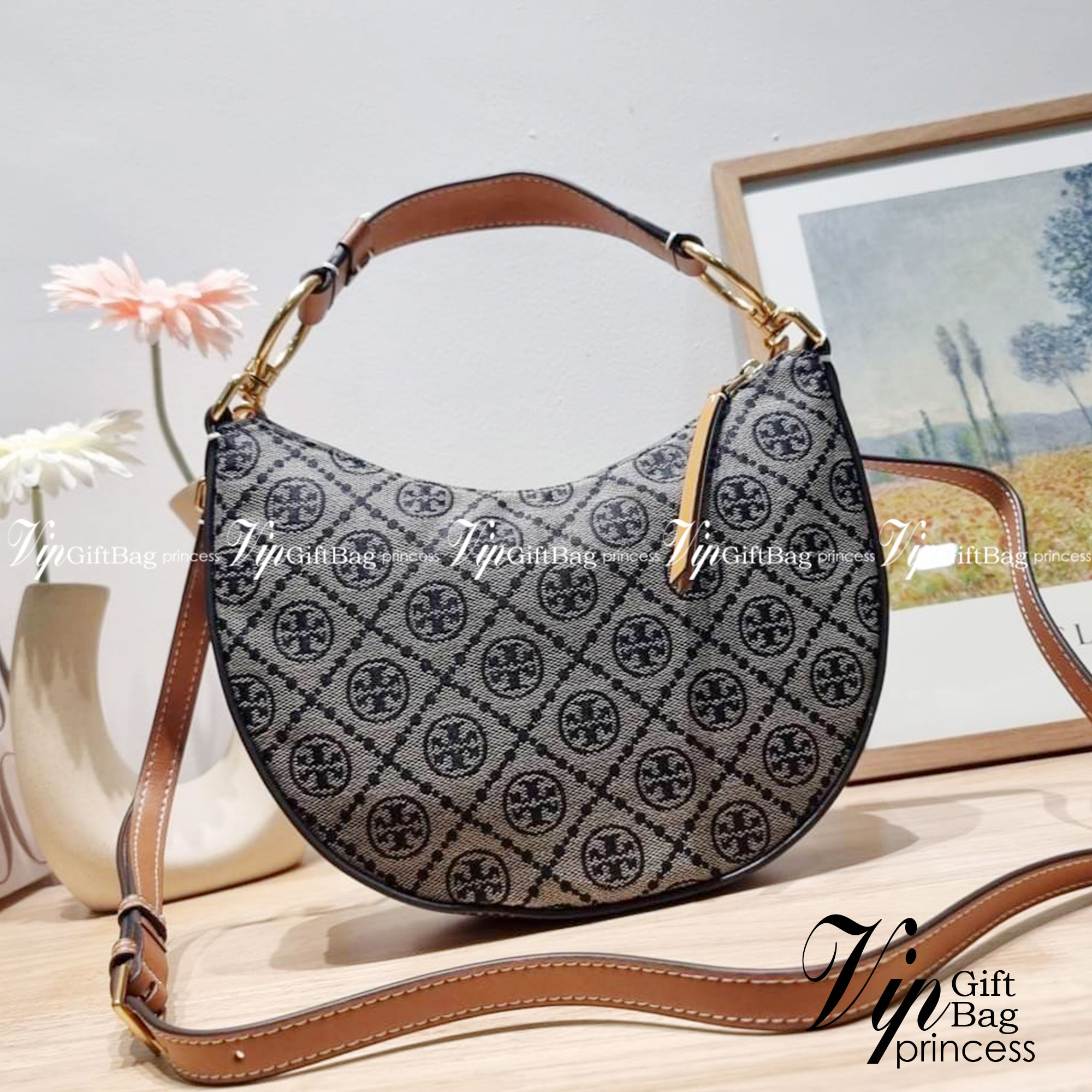 Tory Burch T Monogram Mini Crescent Bag / TORY BURCH T MONOGRAM MINI JACQUARD CRESCENT BAG ร้อนแรงกว่านี้ไม่มีแล้ว กับไอเท็มที่เซเลปรีวิวเยอะมาก!! สาวๆตามหากันไปอีก กระเป๋าทรง half moon ที่ดีไซน์บนผ้า jacquard ลวดลายซิกเนเจอร์ เรียบหรู ผู้ดีมากแม่!