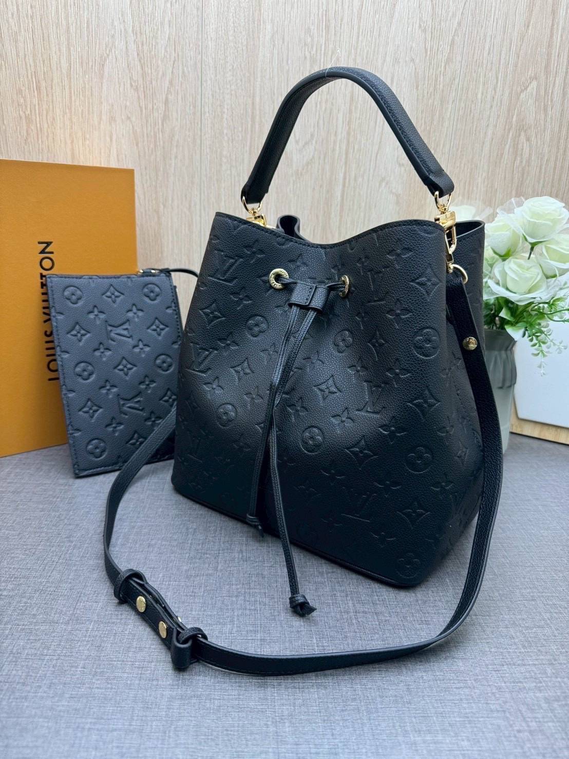 ORI หนังแท้ | LV NeoNoe MM Bucket bag Monogram Flower กระเป๋าสะพายทรงบัคเก็ต ลาย Monogram Flower โดดเด่นเพิ่มสไตล์ มีเสน่ห์ชวนหลงใหล