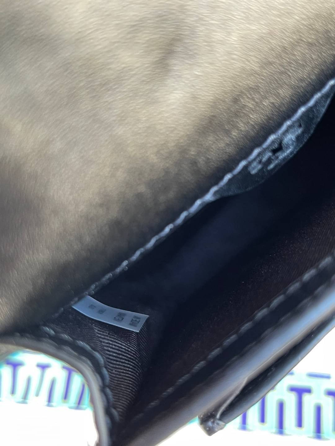 OUTLET 】Tory burch robinson mixed materials phone crossbody ไอเท็มหรูจากแบรนด์ดังอย่างTory burch อีกแบรนด์สุดคลาสสิกที่มีทั้งความเท่และความเรียบหรูลงตัว กับรูปทรงแบบมินิมอลสีเหลี่ยมมุมโค้งเรียบ ๆ ดีไซน์ฝาพับปิดกระเป๋าได้มิดชิด ยังมีลักษณะที่แนบกับตัวผู้ใช